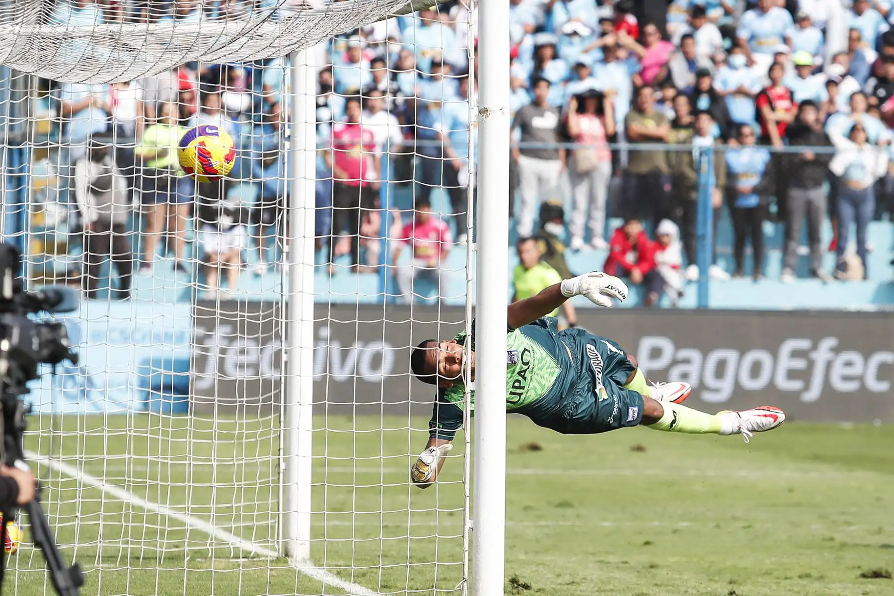 Sporting Cristal choca ante Carlos Mannucci en la última fecha del Torneo Clausura de la Liga 1, en el Estadio Alberto Gallardo. Foto: ANDINA/Renato Pajuelo