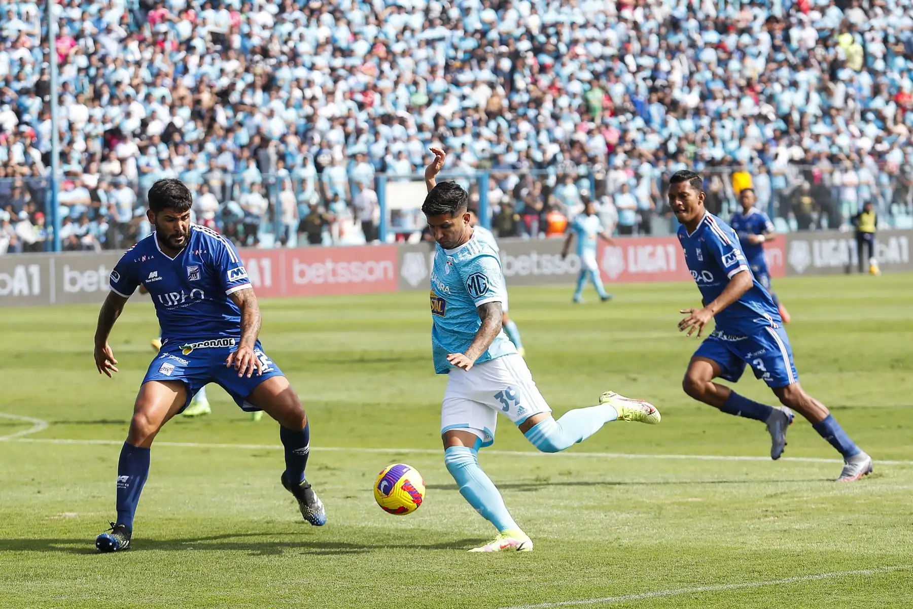 Sporting Cristal choca ante Carlos Mannucci en la última fecha del Torneo Clausura de la Liga 1, en el Estadio Alberto Gallardo. Foto: ANDINA/Renato Pajuelo