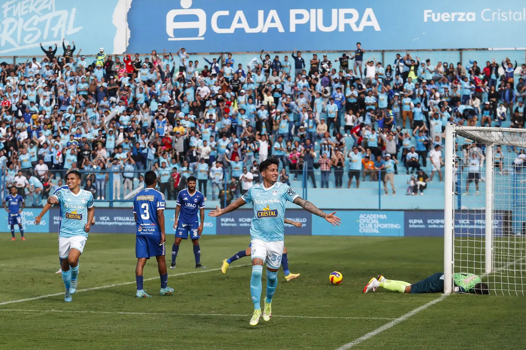 Joffre Escobar de Sporting Cristal celebra tras anotar el 2-0 ante Carlos Mannucci durante partido por la última fecha del Torneo Clausura de la Liga 1, en el Estadio Alberto Gallardo. Foto: ANDINA/Renato Pajuelo