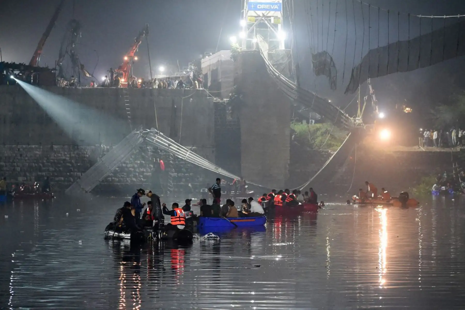 El personal de rescate realiza operaciones de búsqueda después de que un puente que cruza el río Machchhu se derrumbara en Morbi, en el estado indio de Gujarat. Foto: AFP
