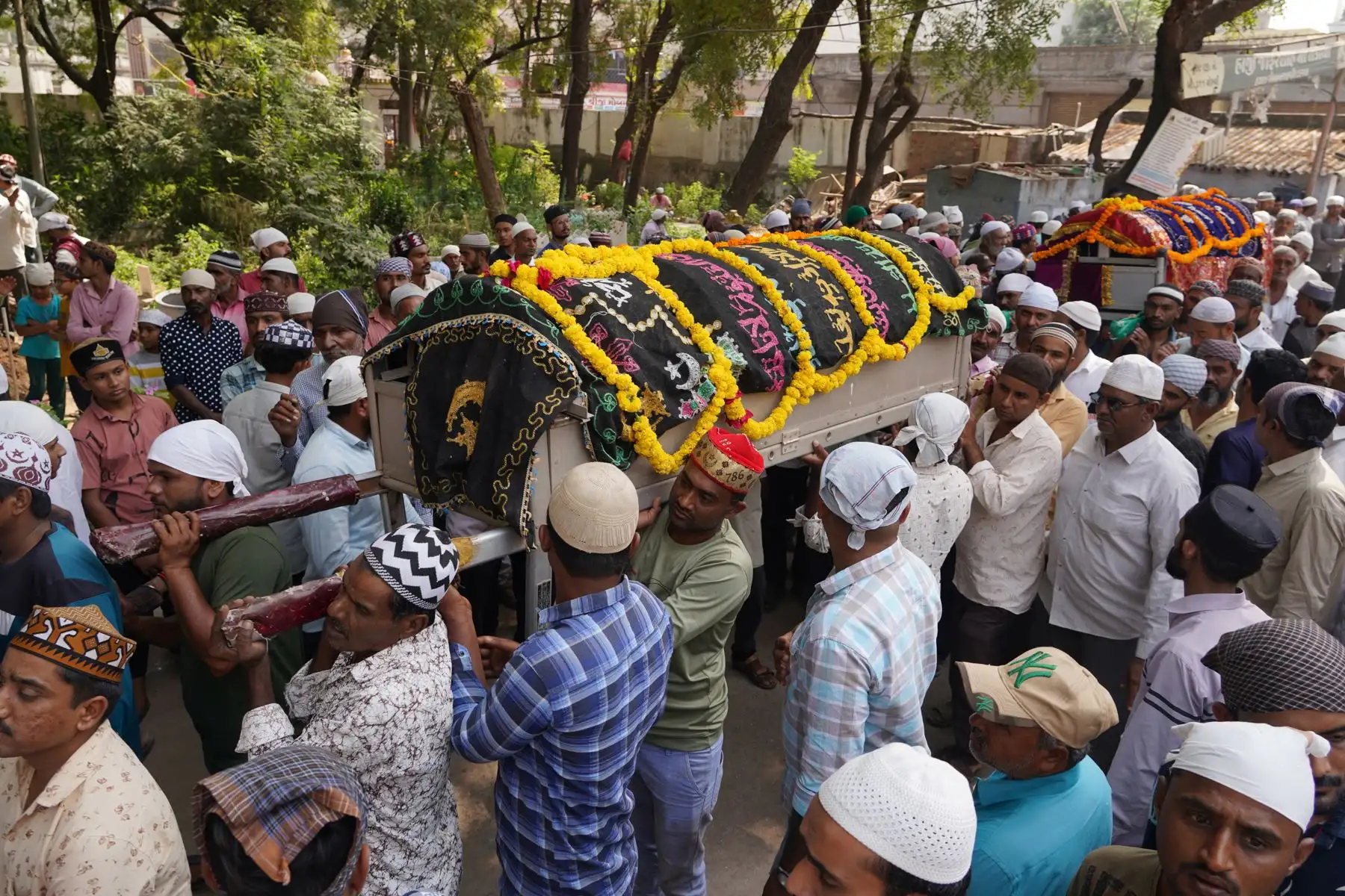 Las personas llevan los cuerpos de algunas de las víctimas del colapso de un puente colgante, durante una procesión fúnebre en Morbi, estado de Gujarat, India. Foto: AFP