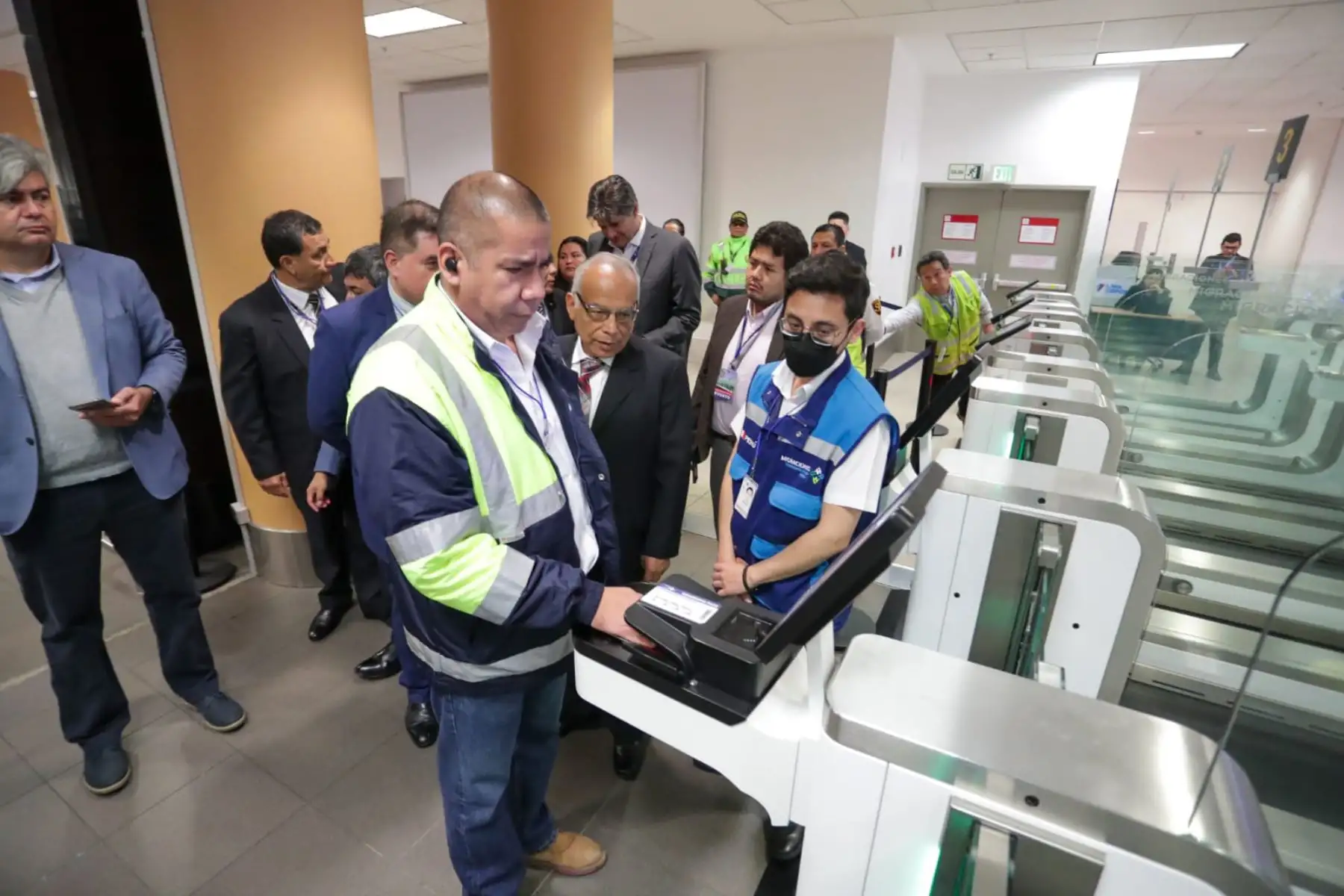 En la zona de embarque de vuelos internacionales, el premier inspeccionó la implementación de las Puertas Electrónicas (E-Gates), cuyo uso se encuentra aún en marcha blanca. Las autoridades de Migraciones se comprometieron a tener este servicio operativo al 100% el próximo lunes. Foto: PCM