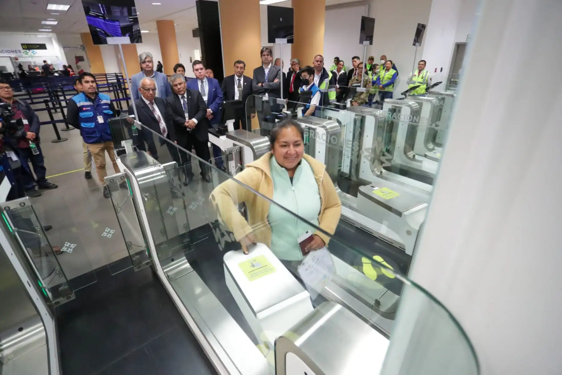 En la zona de embarque de vuelos internacionales, el premier inspeccionó la implementación de las Puertas Electrónicas (E-Gates), cuyo uso se encuentra aún en marcha blanca. Las autoridades de Migraciones se comprometieron a tener este servicio operativo al 100% el próximo lunes. Foto: PCM