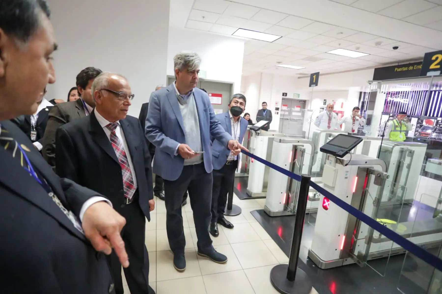 En la zona de embarque de vuelos internacionales, el premier inspeccionó la implementación de las Puertas Electrónicas (E-Gates), cuyo uso se encuentra aún en marcha blanca. Las autoridades de Migraciones se comprometieron a tener este servicio operativo al 100% el próximo lunes. Foto: PCM