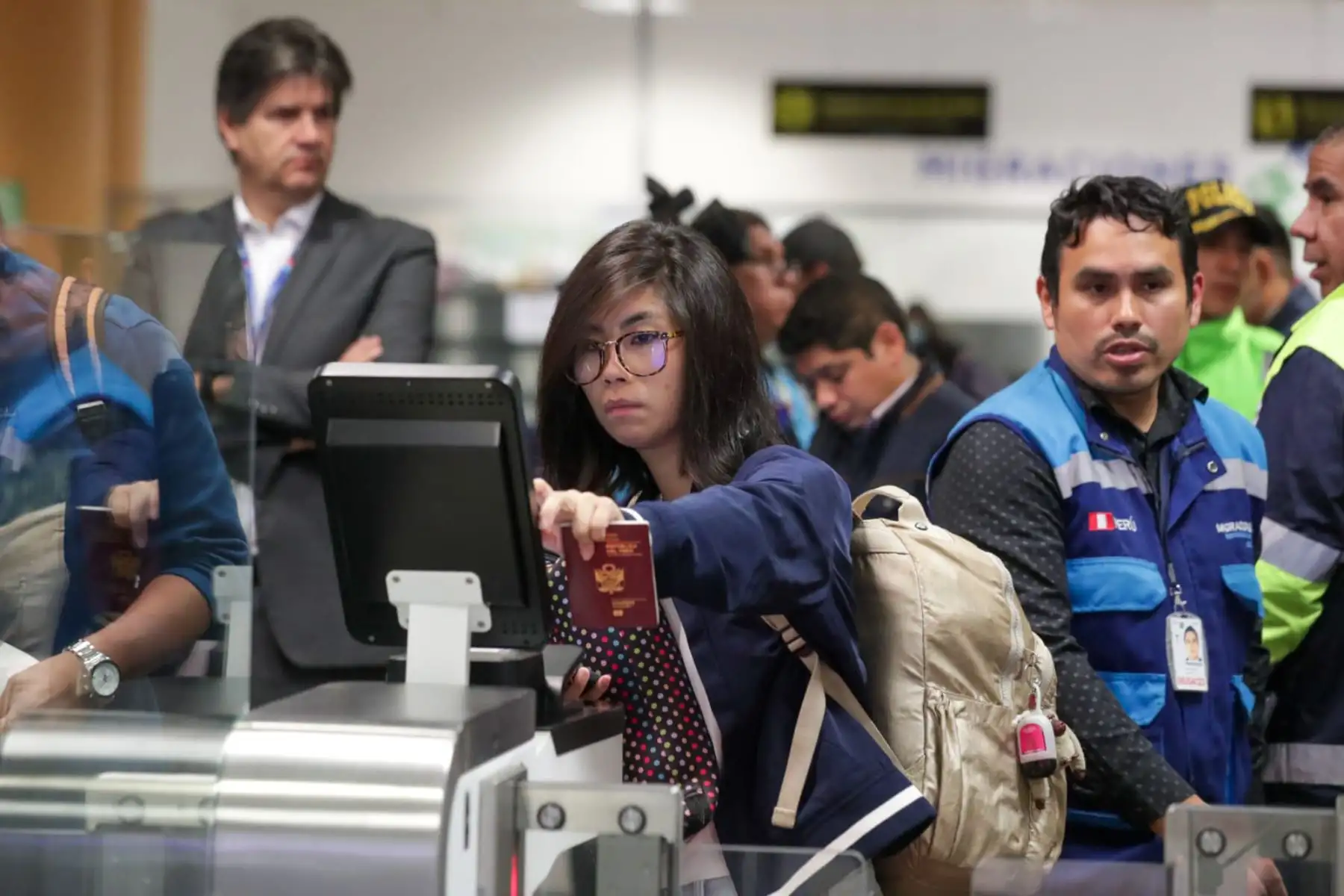 En la zona de embarque de vuelos internacionales, el premier inspeccionó la implementación de las Puertas Electrónicas (E-Gates), cuyo uso se encuentra aún en marcha blanca. Las autoridades de Migraciones se comprometieron a tener este servicio operativo al 100% el próximo lunes. Foto: PCM