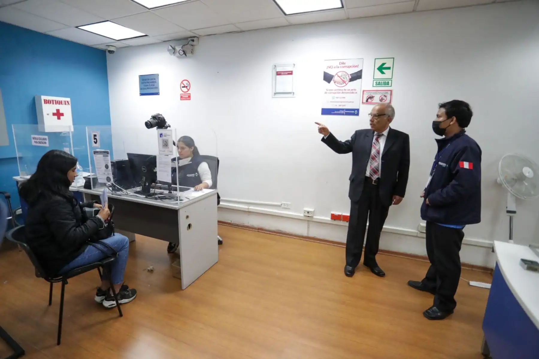 El premier Aníbal Torres llegó de manera inopinada esta mañana al aeropuerto Jorge Chávez para supervisar el trabajo de Migraciones, exigiendo que se optimicen los recursos para la emisión de pasaportes y la orientación a los usuarios. Foto: PCM