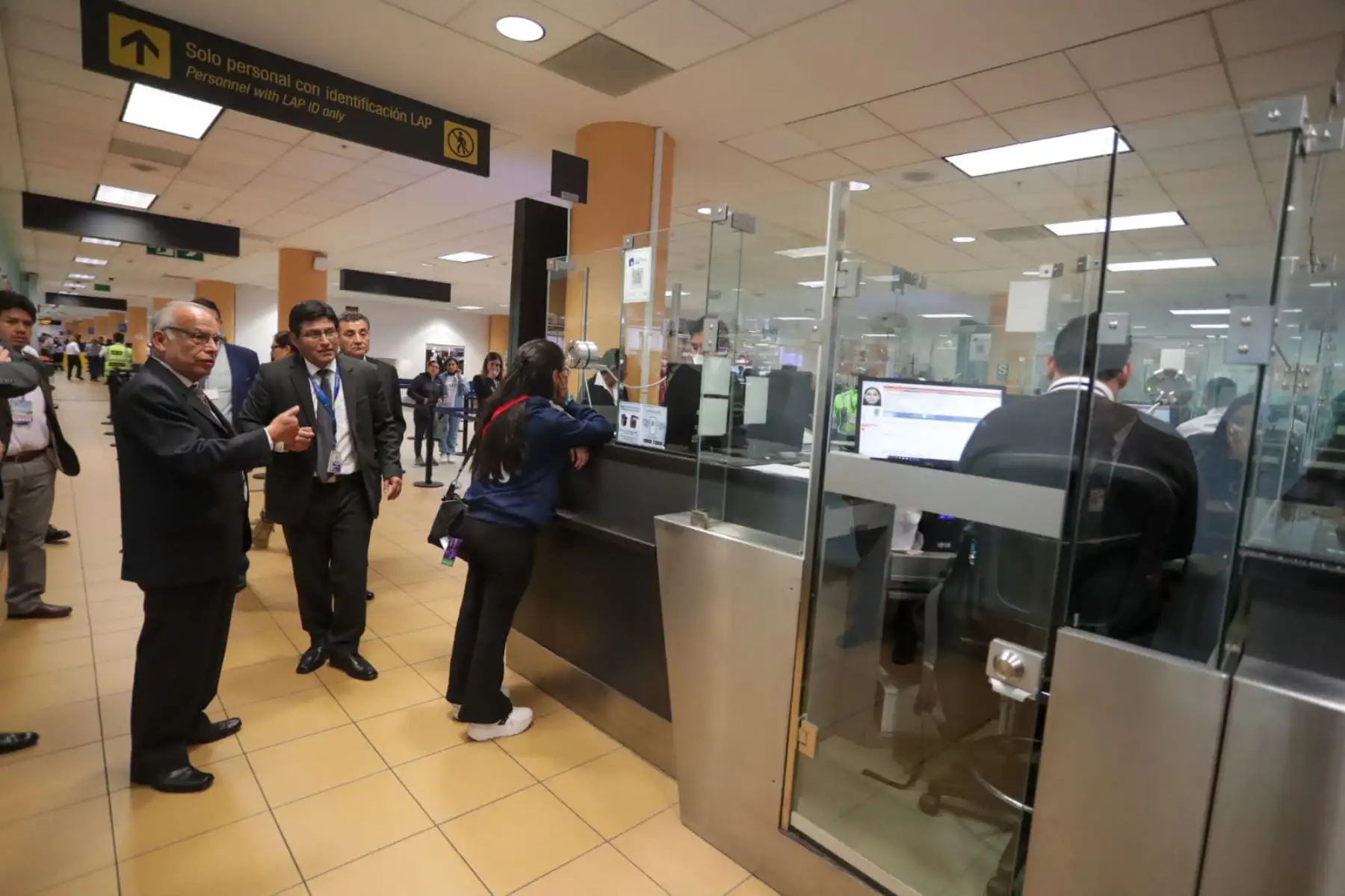 El premier Aníbal Torres llegó de manera inopinada esta mañana al aeropuerto Jorge Chávez para supervisar el trabajo de Migraciones, exigiendo que se optimicen los recursos para la emisión de pasaportes y la orientación a los usuarios. Foto: PCM