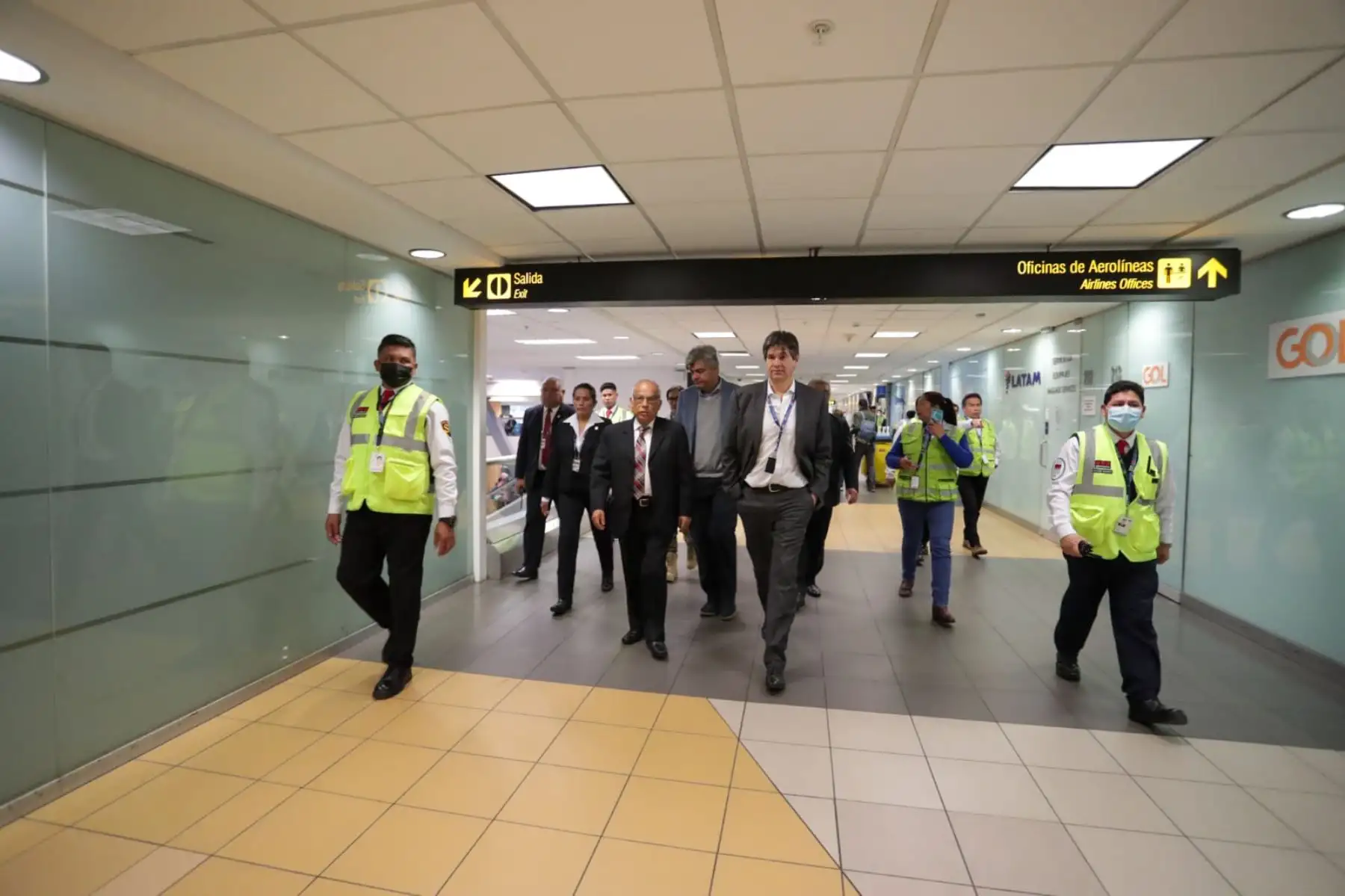 El premier Aníbal Torres llegó de manera inopinada esta mañana al aeropuerto Jorge Chávez para supervisar el trabajo de Migraciones, exigiendo que se optimicen los recursos para la emisión de pasaportes y la orientación a los usuarios. Foto: PCM