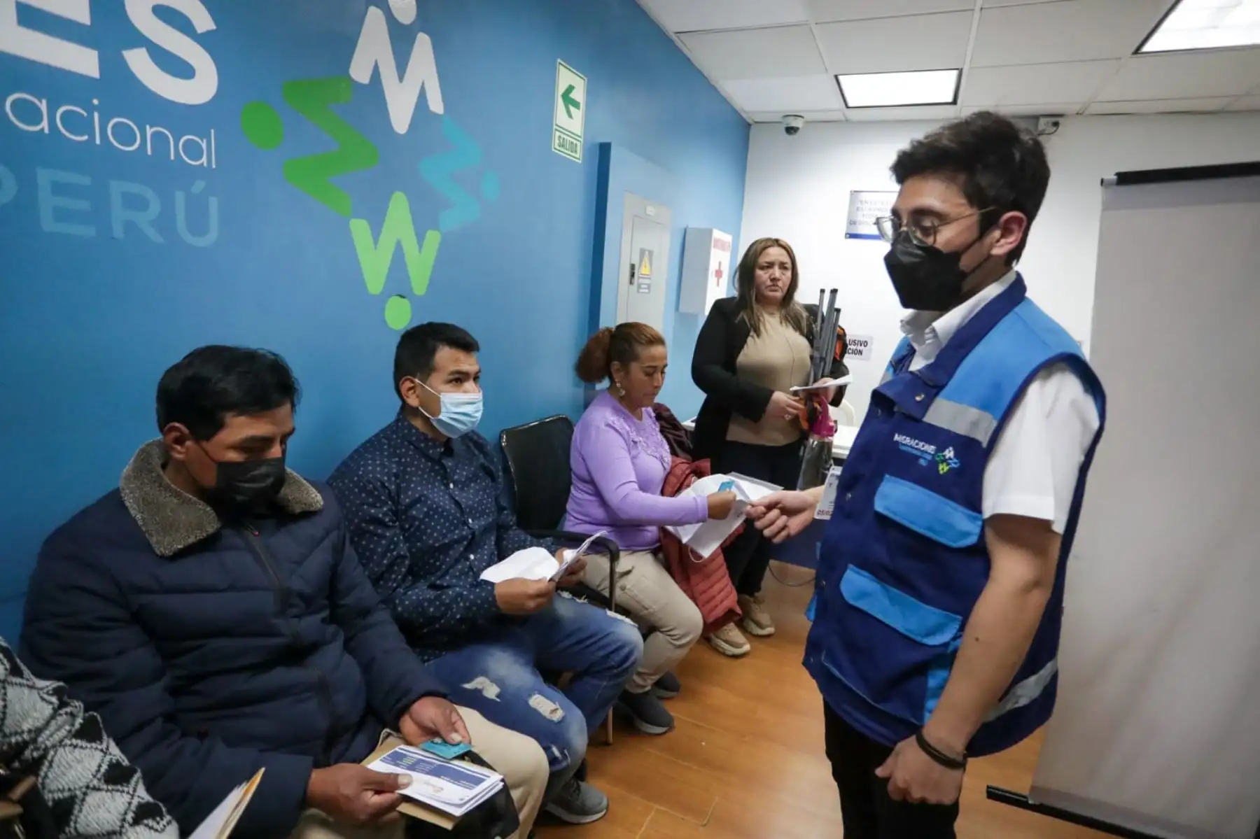 El titular de la PCM también acudió al Módulo de Migraciones en el aeropuerto encontrando un número reducido de personal. Durante la inspección, demandó agilizar la atención por lo que se dispuso mayor personal para atender a los usuarios que estaban a la espera. Foto: PCM