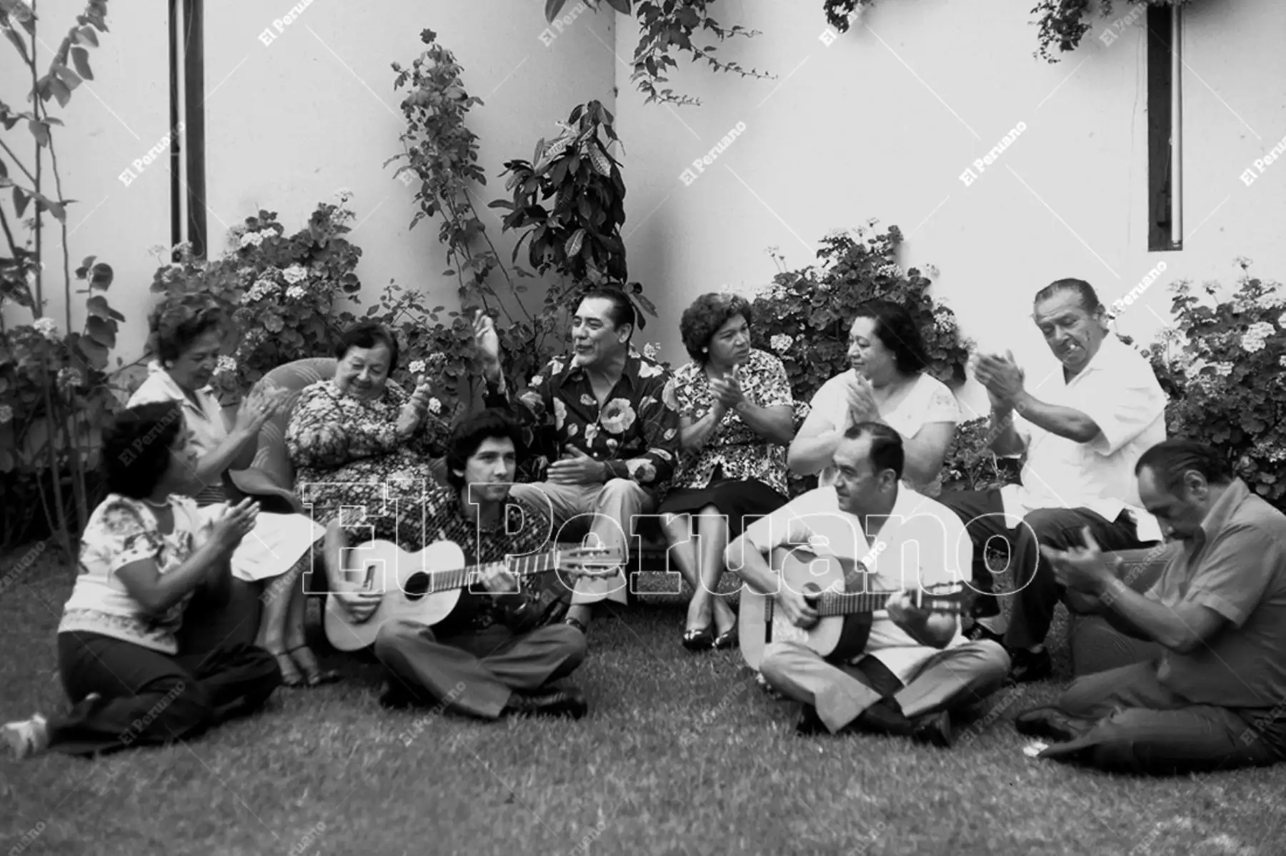 Lima - 1979 / Óscar Aviles, Primera Guitarra del Perú, en reunión familiar con música criolla. Foto: Archivo Histórico de El Peruano