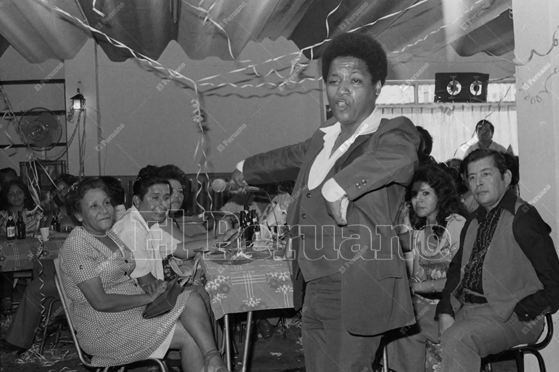 Lima - 28 febrero 1981 / Cantante criollo Manuel Donayre en una peña criolla de Pueblo Libre. Foto: Archivo Histórico de El Peruano / José Risco