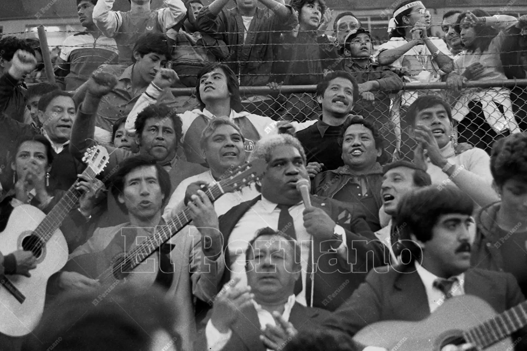 Lima - 1985 / Con música criolla, Arturo "Zambo" Cavero y el maestro Pepe Torres alientan desde la tribuna del Estadio Nacional a la selección peruana de fútbol que enfrenta a Argentina por las eliminatorias  all mundial de México 86. Foto: Archivo Histórico de El Peruano / José Risco