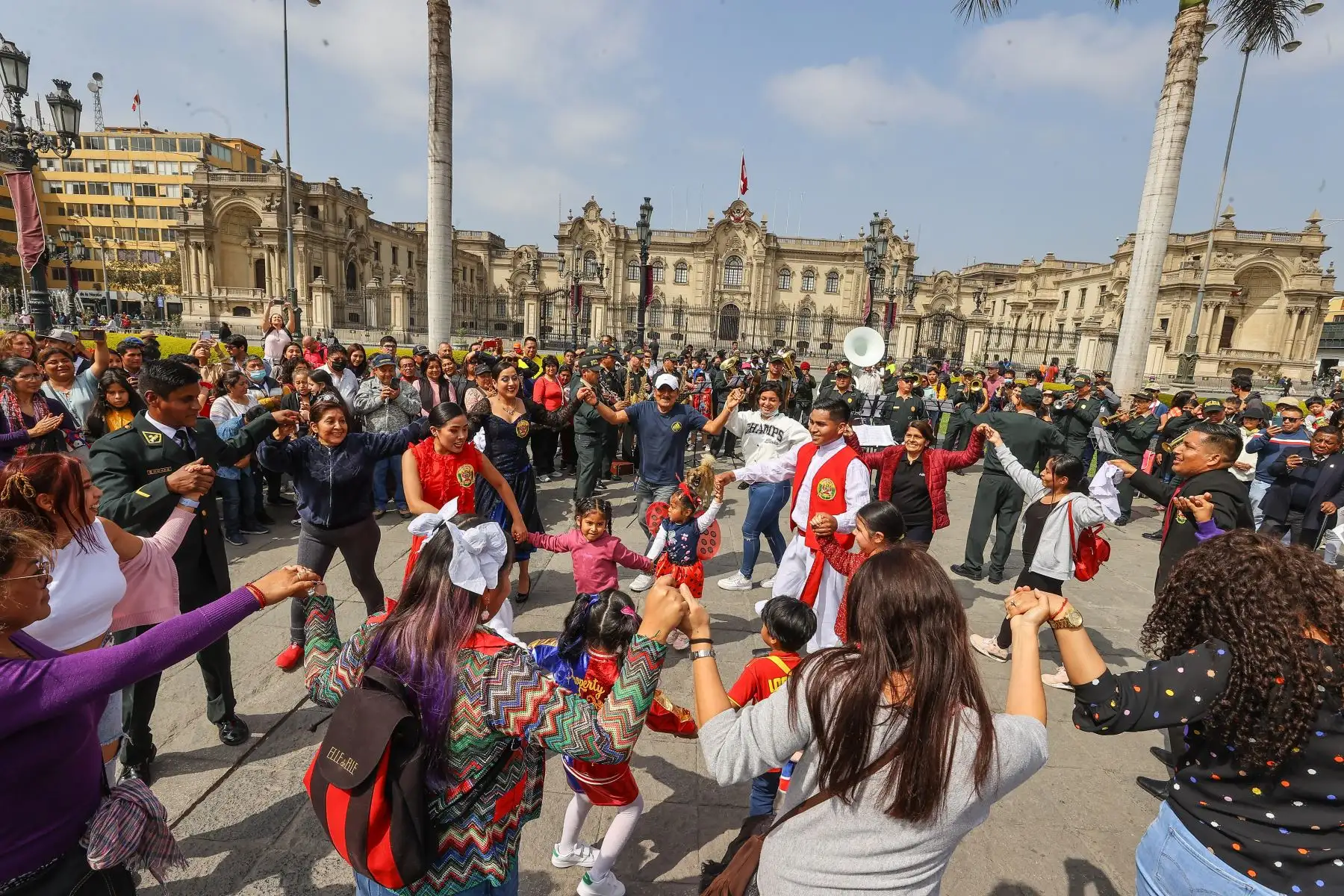 En el marco de las celebraciones por el  Día de la Canción Criolla, el Elenco Nacional de Danzas de la Policia Nacional del Perú, llevó representaciones musicales con el objetivo de fomentar cultura y folklore en la Plaza Mayor de Lima.

Foto: ANDINA/Andrés Valle
