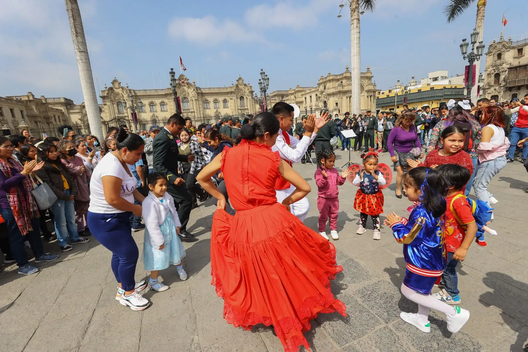 En el marco de las celebraciones por el  Día de la Canción Criolla, el Elenco Nacional de Danzas de la Policia Nacional del Perú, llevó representaciones musicales con el objetivo de fomentar cultura y folklore en la Plaza Mayor de Lima.

Foto: ANDINA/Andrés Valle