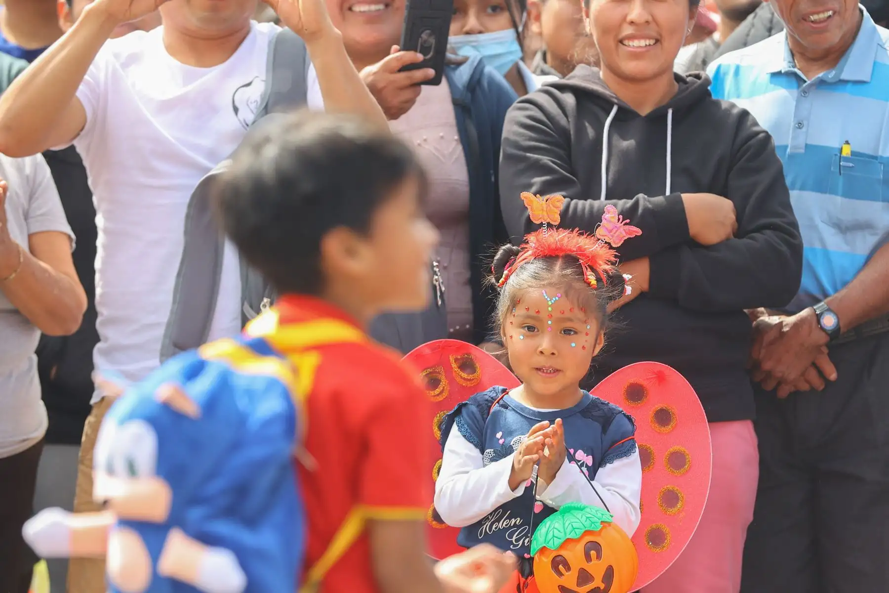 En el marco de las celebraciones por el  Día de la Canción Criolla, el Elenco Nacional de Danzas de la Policia Nacional del Perú, llevó representaciones musicales con el objetivo de fomentar cultura y folklore en la Plaza Mayor de Lima.

Foto: ANDINA/Andrés Valle