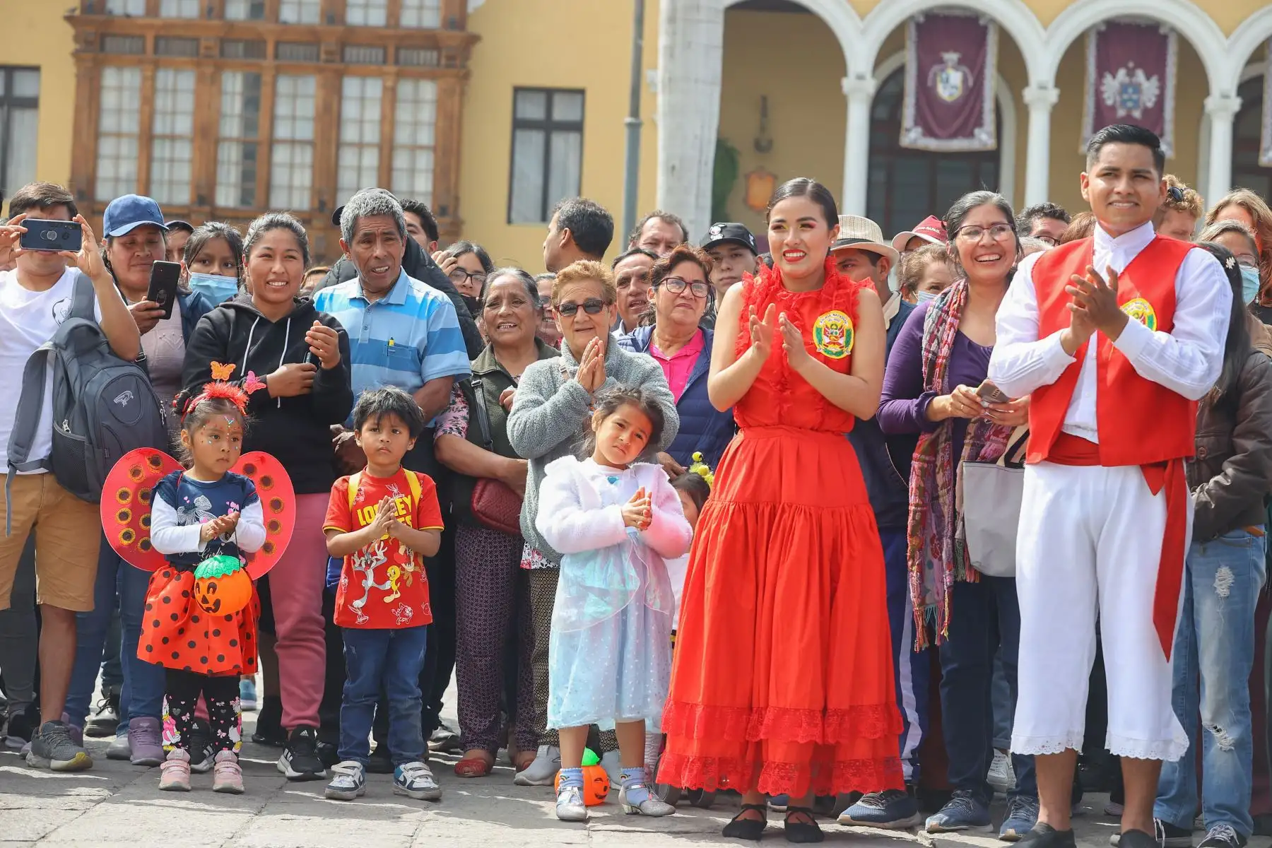 En el marco de las celebraciones por el  Día de la Canción Criolla, el Elenco Nacional de Danzas de la Policia Nacional del Perú, llevó representaciones musicales con el objetivo de fomentar cultura y folklore en la Plaza Mayor de Lima.

Foto: ANDINA/Andrés Valle