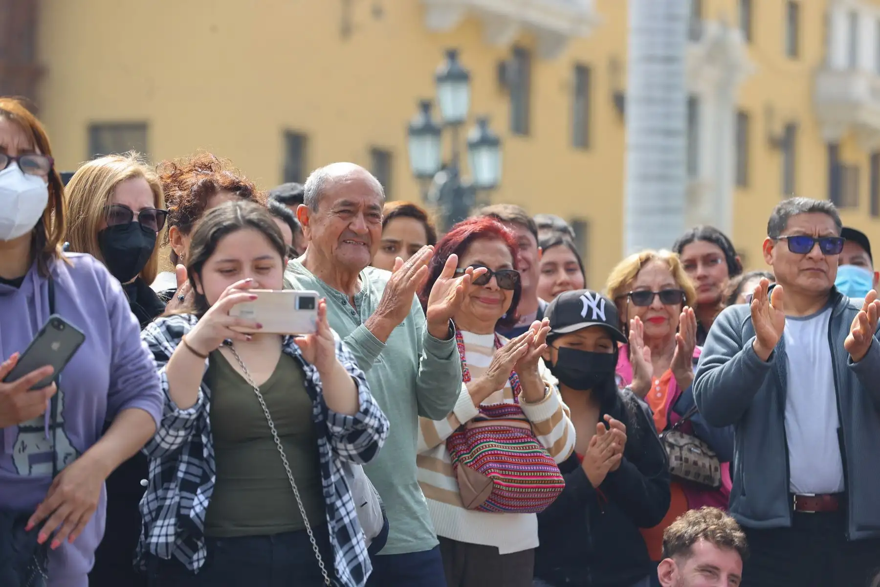En el marco de las celebraciones por el  Día de la Canción Criolla, el Elenco Nacional de Danzas de la Policia Nacional del Perú, llevó representaciones musicales con el objetivo de fomentar cultura y folklore en la Plaza Mayor de Lima.

Foto: ANDINA/Andrés Valle