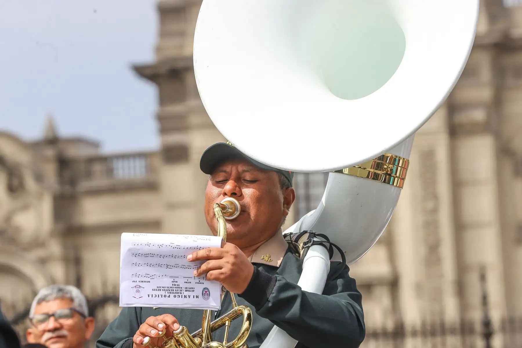 En el marco de las celebraciones por el  Día de la Canción Criolla, el Elenco Nacional de Danzas de la Policia Nacional del Perú, llevó representaciones musicales con el objetivo de fomentar cultura y folklore en la Plaza Mayor de Lima.

Foto: ANDINA/Andrés Valle