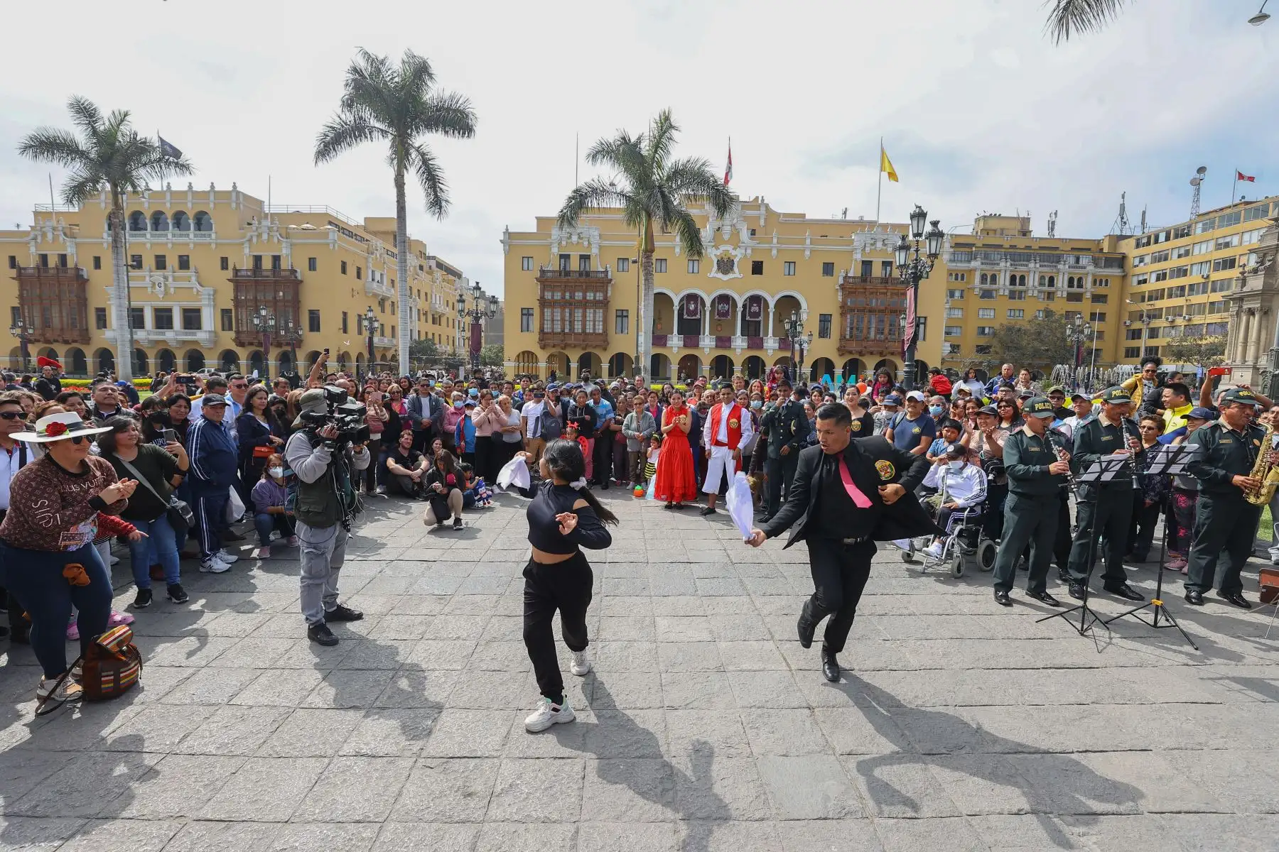 En el marco de las celebraciones por el  Día de la Canción Criolla, el Elenco Nacional de Danzas de la Policia Nacional del Perú, llevó representaciones musicales con el objetivo de fomentar cultura y folklore en la Plaza Mayor de Lima.

Foto: ANDINA/Andrés Valle