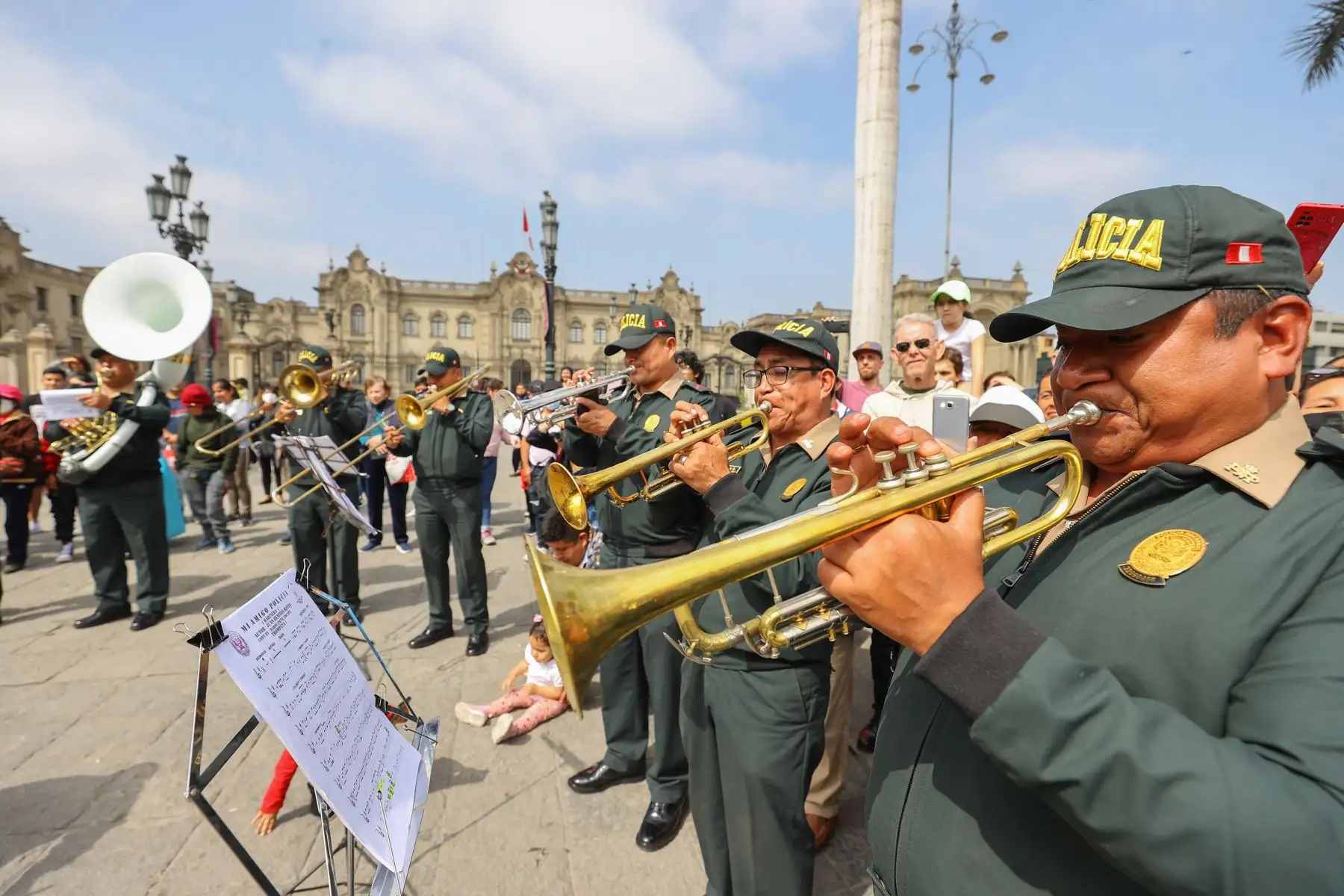 En el marco de las celebraciones por el  Día de la Canción Criolla, el Elenco Nacional de Danzas de la Policia Nacional del Perú, llevó representaciones musicales con el objetivo de fomentar cultura y folklore en la Plaza Mayor de Lima.

Foto: ANDINA/Andrés Valle
