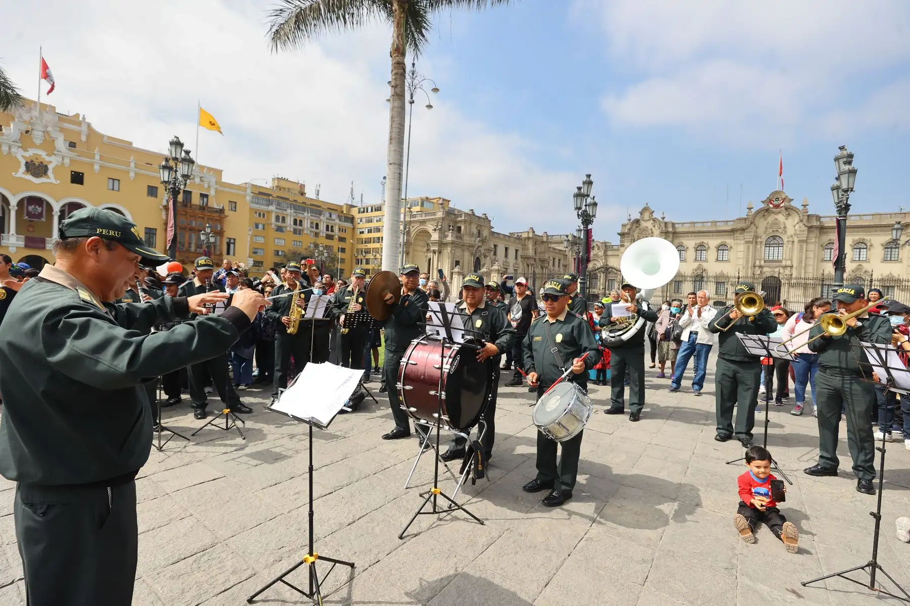En el marco de las celebraciones por el  Día de la Canción Criolla, el Elenco Nacional de Danzas de la Policia Nacional del Perú, llevó representaciones musicales con el objetivo de fomentar cultura y folklore en la Plaza Mayor de Lima.

Foto: ANDINA/Andrés Valle