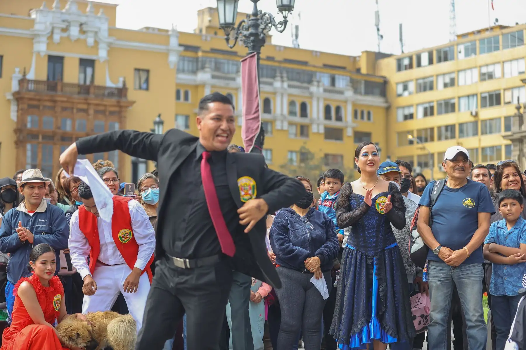 En el marco de las celebraciones por el  Día de la Canción Criolla, el Elenco Nacional de Danzas de la Policia Nacional del Perú, llevó representaciones musicales con el objetivo de fomentar cultura y folklore en la Plaza Mayor de Lima.

Foto: ANDINA/Andrés Valle
