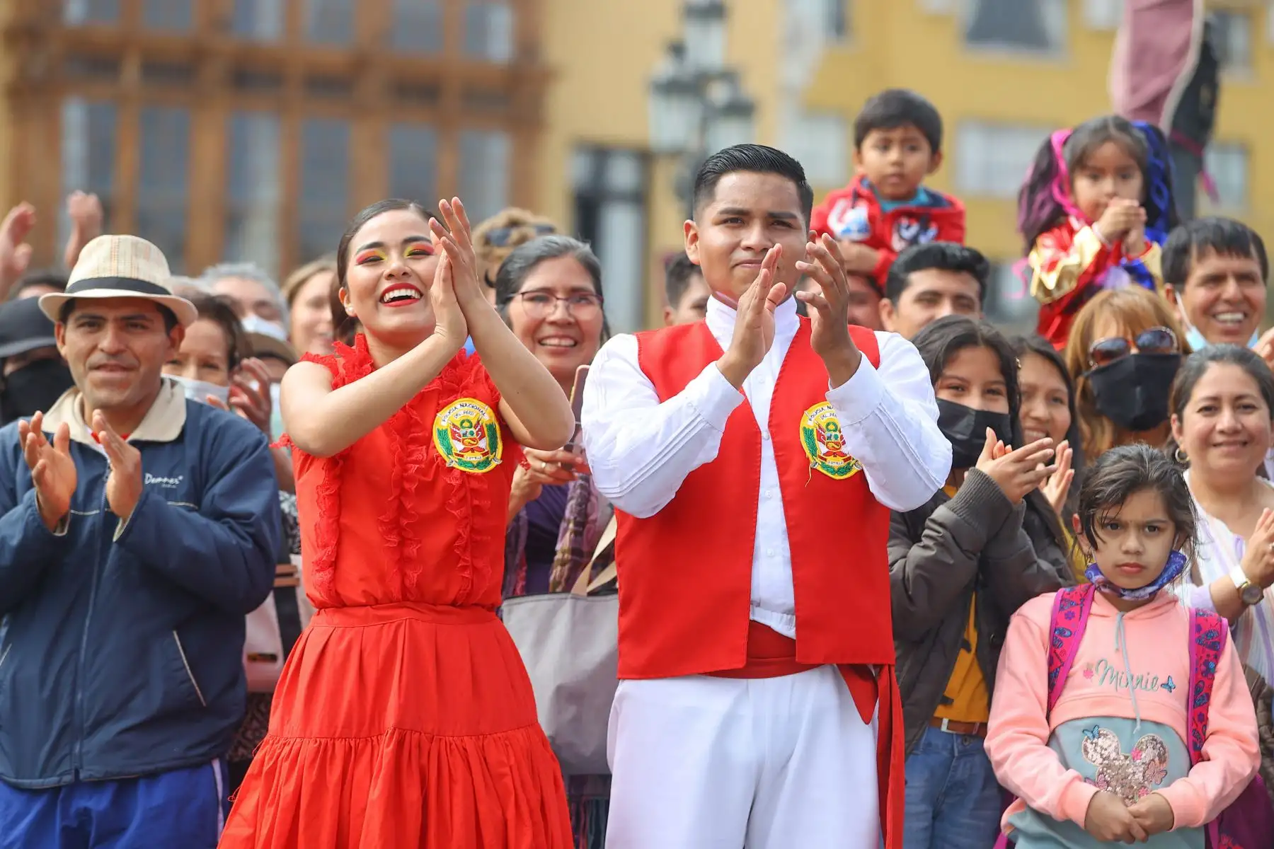 En el marco de las celebraciones por el  Día de la Canción Criolla, el Elenco Nacional de Danzas de la Policia Nacional del Perú, llevó representaciones musicales con el objetivo de fomentar cultura y folklore en la Plaza Mayor de Lima.

Foto: ANDINA/Andrés Valle