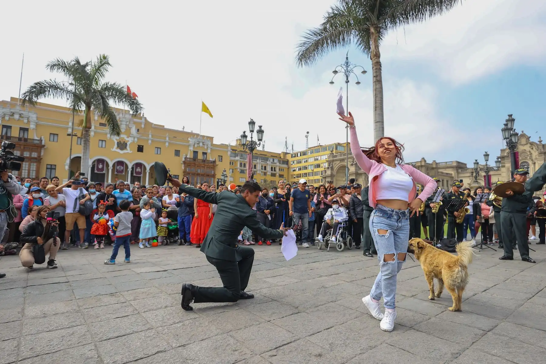 En el marco de las celebraciones por el  Día de la Canción Criolla, el Elenco Nacional de Danzas de la Policia Nacional del Perú, llevó representaciones musicales con el objetivo de fomentar cultura y folklore en la Plaza Mayor de Lima.

Foto: ANDINA/Andrés Valle