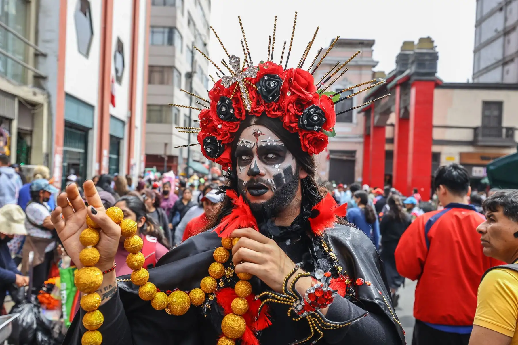 Grandes y chicos acuden al Mercado Central para hacer sus compras para las celebraciones por Halloween, la búsqueda de disfraces, máscaras y maquillaje está levantando ventas de muchos negocios del Mercado Central y Mesa Redonda.

Foto: ANDINA/Andrés Valle