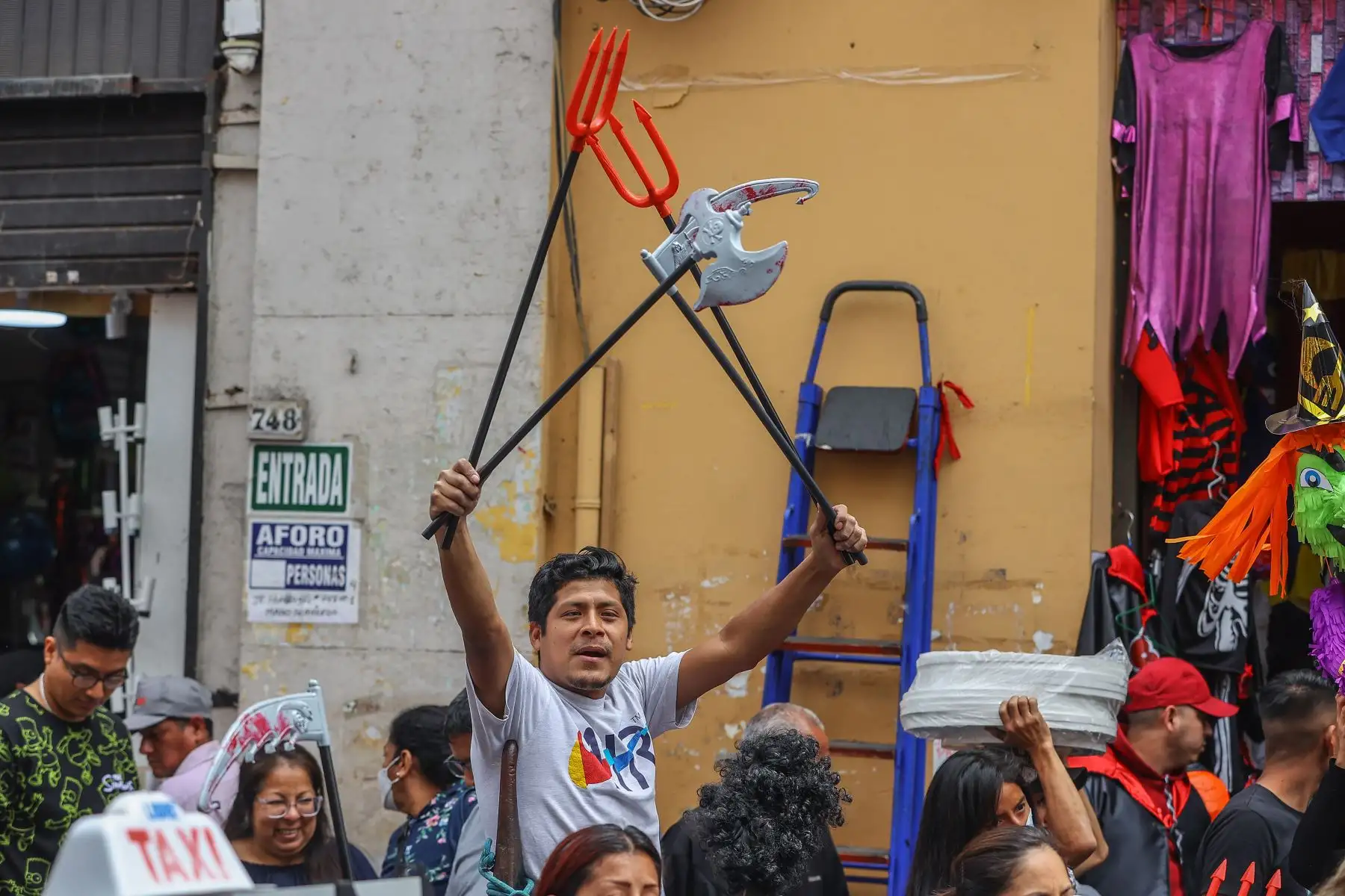 Grandes y chicos acuden al Mercado Central para hacer sus compras para las celebraciones por Halloween, la búsqueda de disfraces, máscaras y maquillaje está levantando ventas de muchos negocios del Mercado Central y Mesa Redonda.

Foto: ANDINA/Andrés Valle