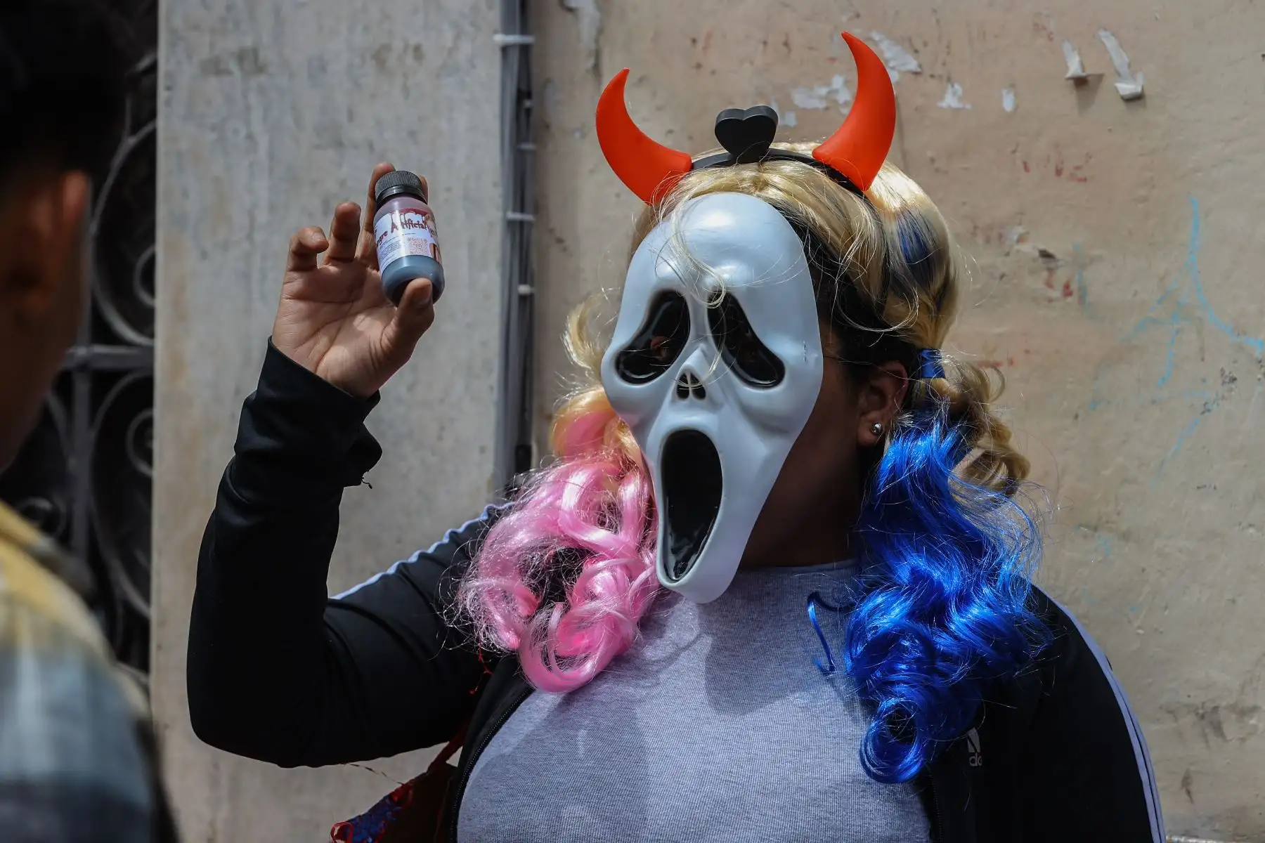 Grandes y chicos acuden al Mercado Central para hacer sus compras para las celebraciones por Halloween, la búsqueda de disfraces, máscaras y maquillaje está levantando ventas de muchos negocios del Mercado Central y Mesa Redonda.

Foto: ANDINA/Andrés Valle