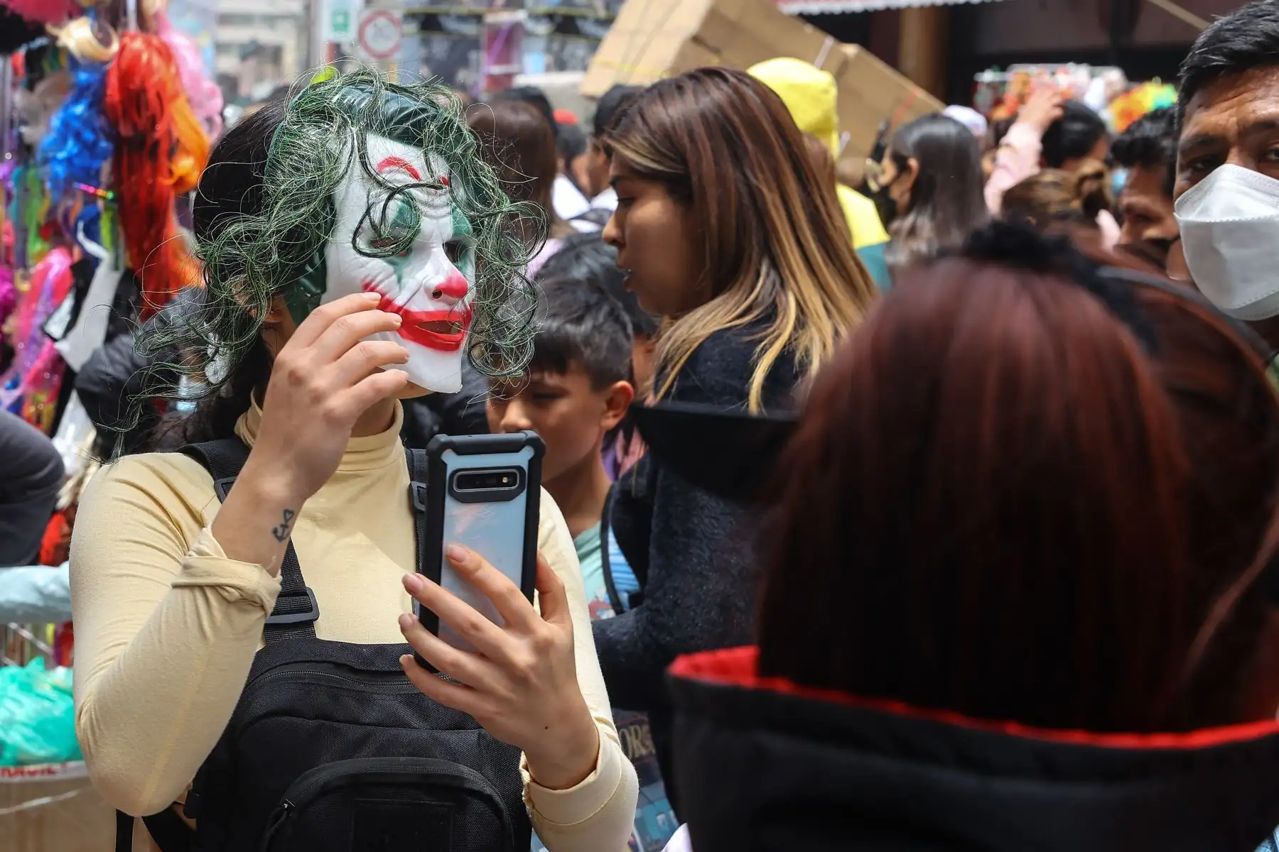 Grandes y chicos acuden al Mercado Central para hacer sus compras para las celebraciones por Halloween, la búsqueda de disfraces, máscaras y maquillaje está levantando ventas de muchos negocios del Mercado Central y Mesa Redonda.

Foto: ANDINA/Andrés Valle