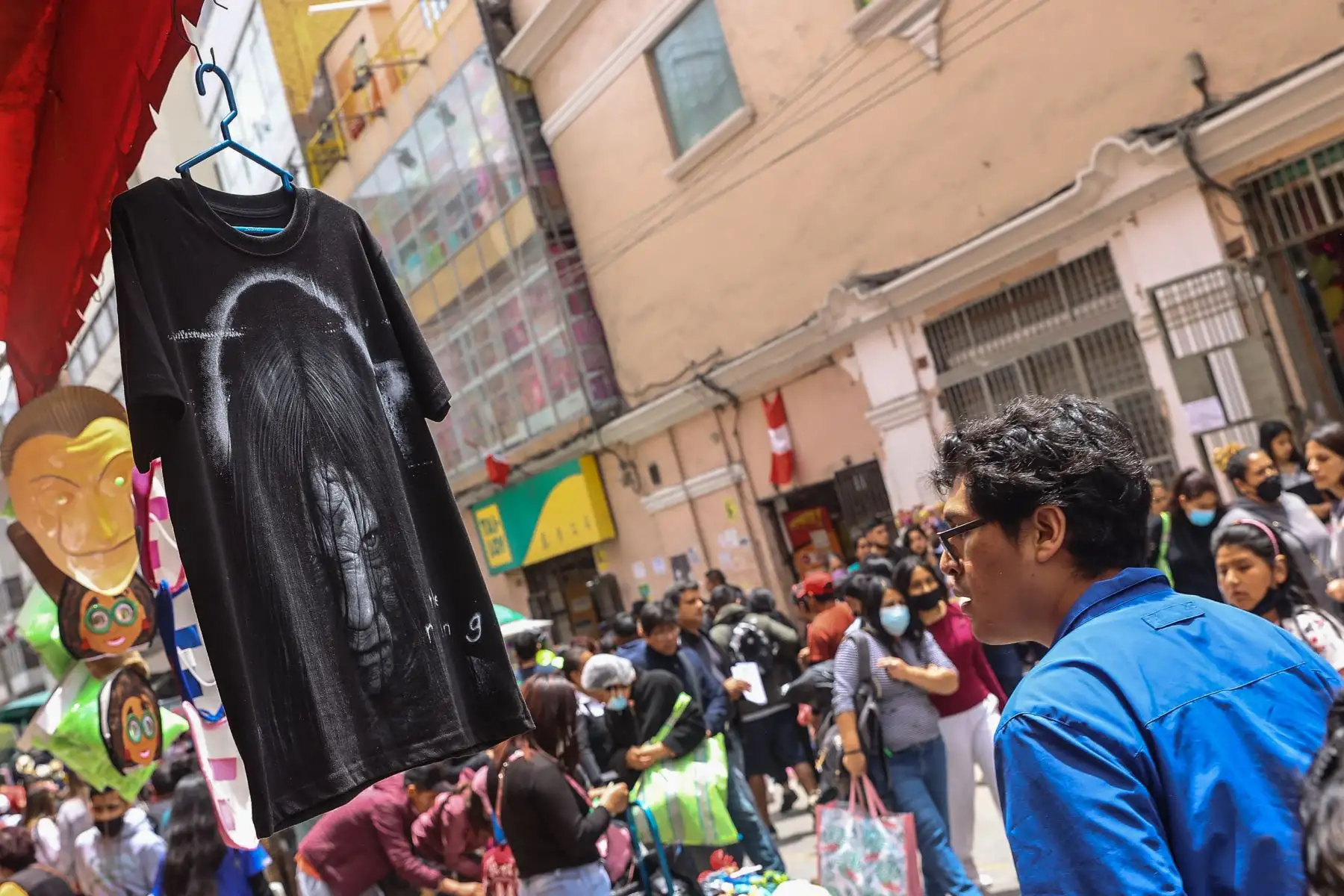 Grandes y chicos acuden al Mercado Central para hacer sus compras para las celebraciones por Halloween, la búsqueda de disfraces, máscaras y maquillaje está levantando ventas de muchos negocios del Mercado Central y Mesa Redonda.

Foto: ANDINA/Andrés Valle