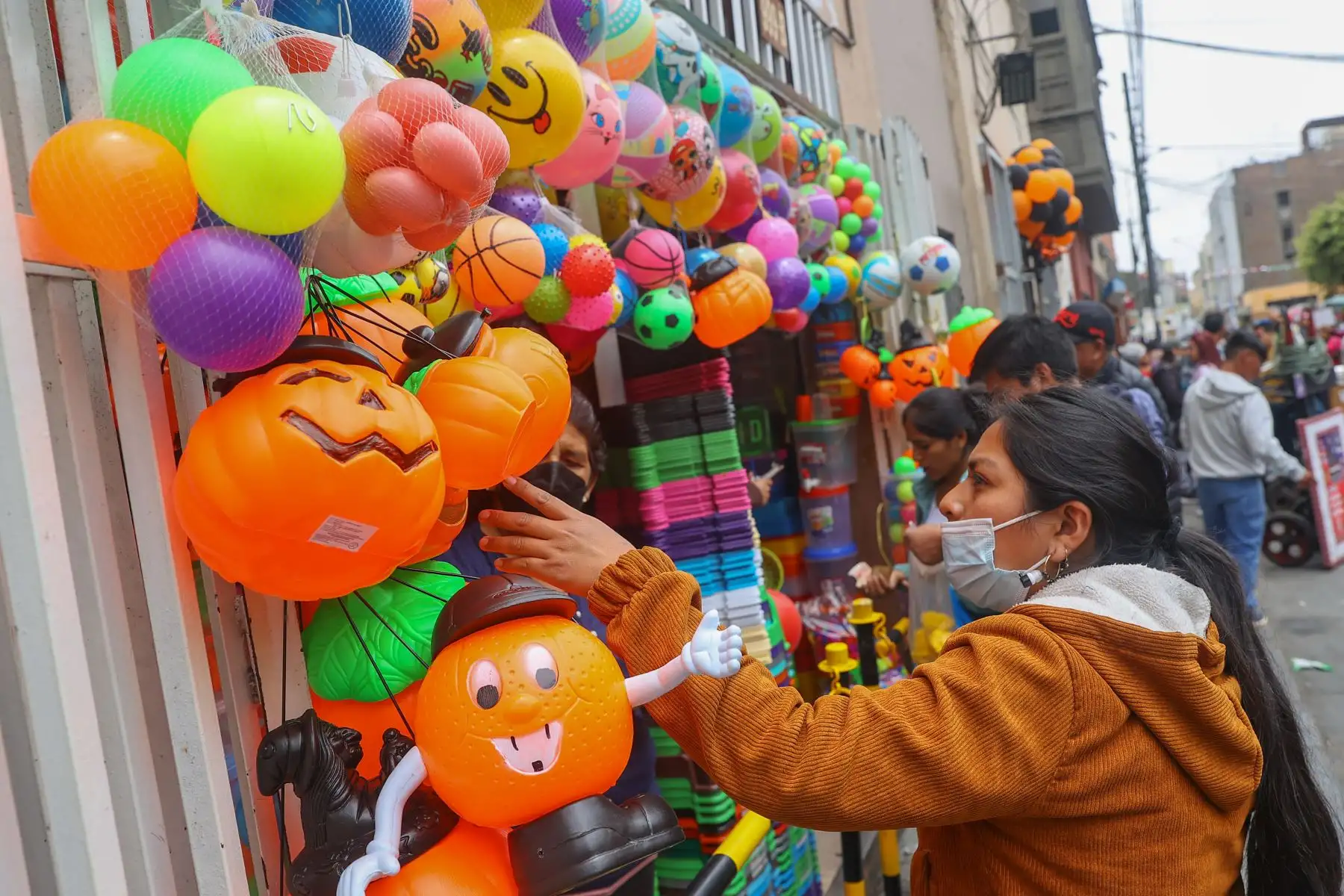 Grandes y chicos acuden al Mercado Central para hacer sus compras para las celebraciones por Halloween, la búsqueda de disfraces, máscaras y maquillaje está levantando ventas de muchos negocios del Mercado Central y Mesa Redonda.

Foto: ANDINA/Andrés Valle