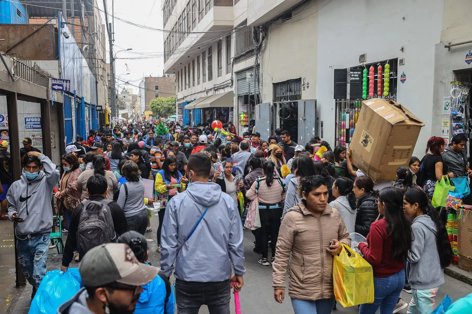 Grandes y chicos acuden al Mercado Central para hacer sus compras para las celebraciones por Halloween, la búsqueda de disfraces, máscaras y maquillaje está levantando ventas de muchos negocios del Mercado Central y Mesa Redonda.

Foto: ANDINA/Andrés Valle