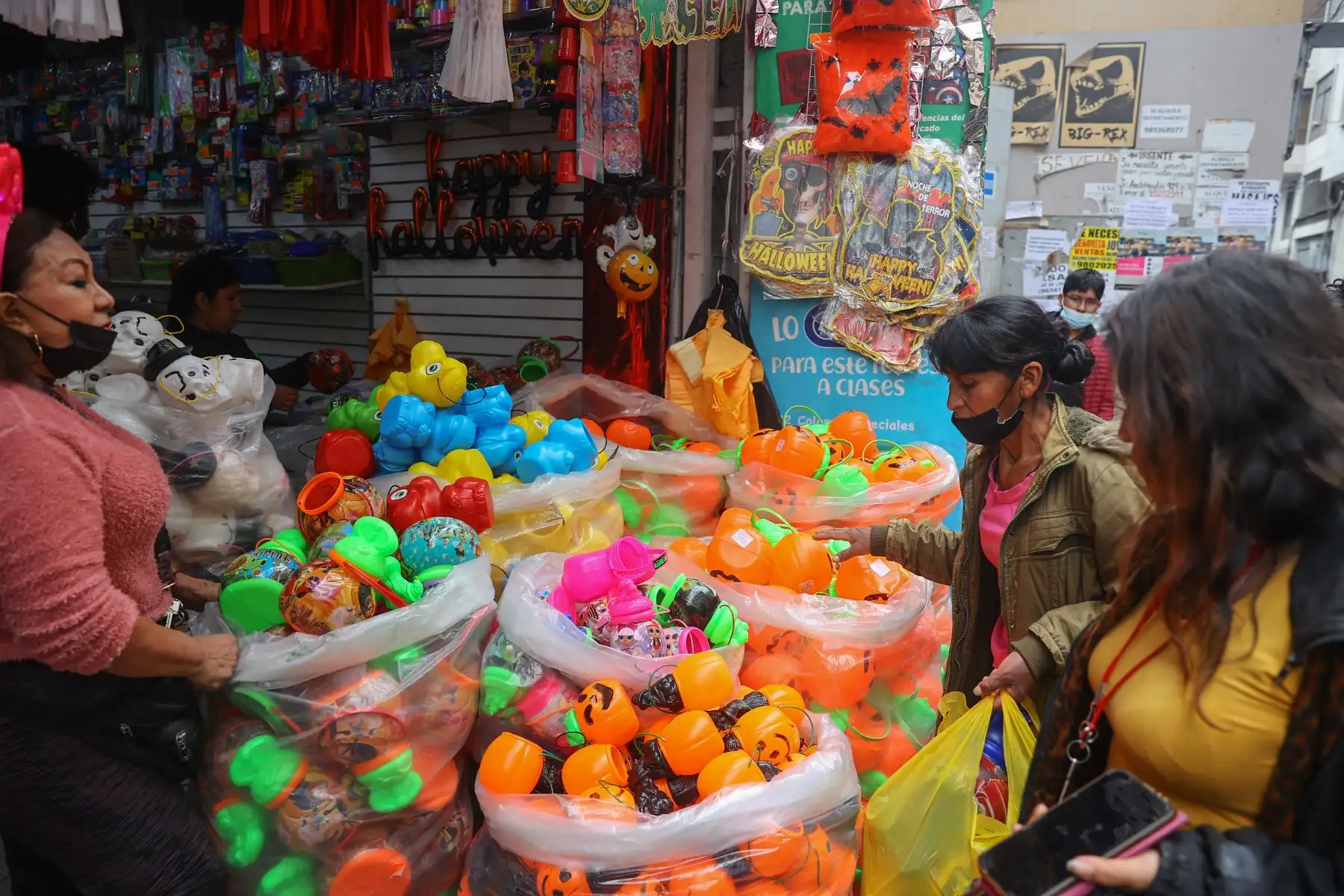 Grandes y chicos acuden al Mercado Central para hacer sus compras para las celebraciones por Halloween, la búsqueda de disfraces, máscaras y maquillaje está levantando ventas de muchos negocios del Mercado Central y Mesa Redonda.

Foto: ANDINA/Andrés Valle