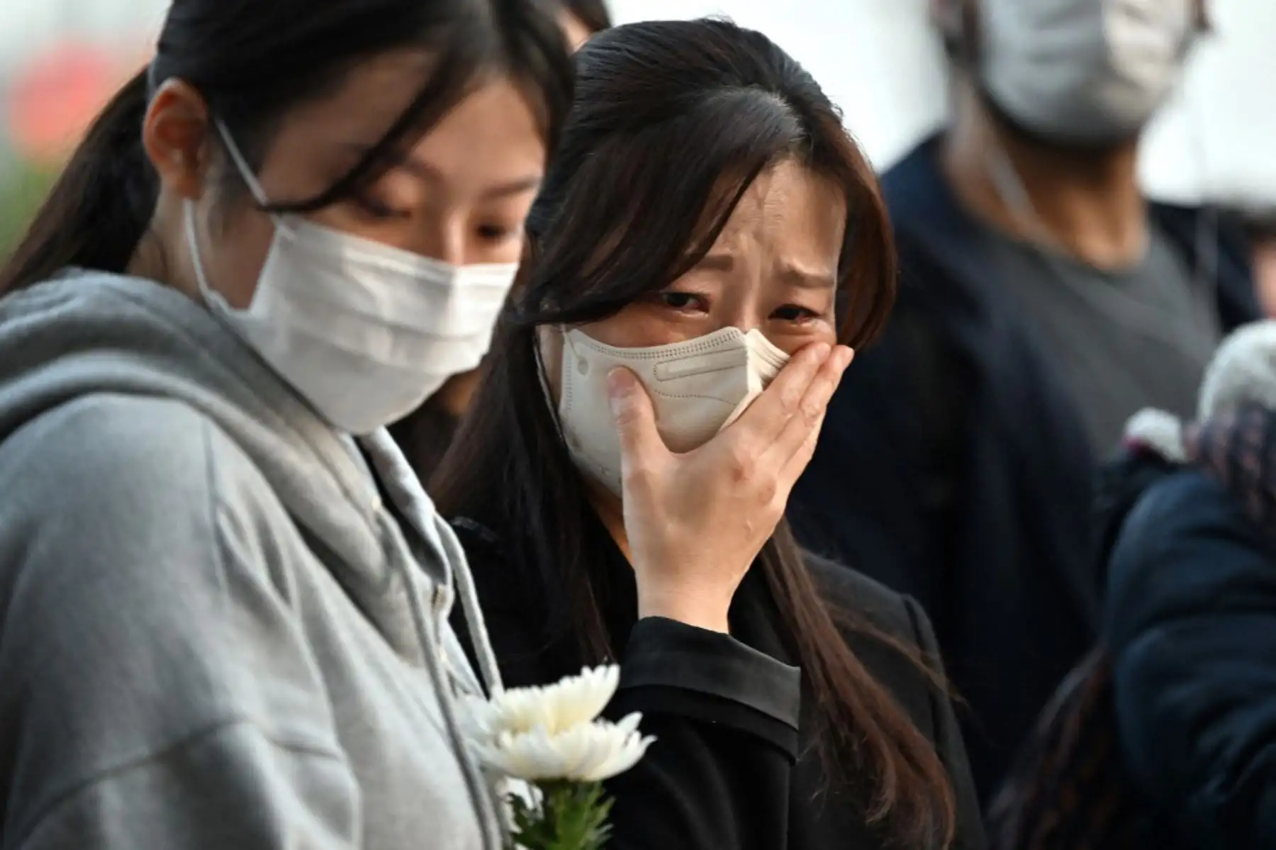 Homenaje en un memorial improvisado para las víctimas del mortal aumento de la multitud de Halloween, afuera de una estación de metro en el distrito de Itaewon en Seúl. Foto: AFP