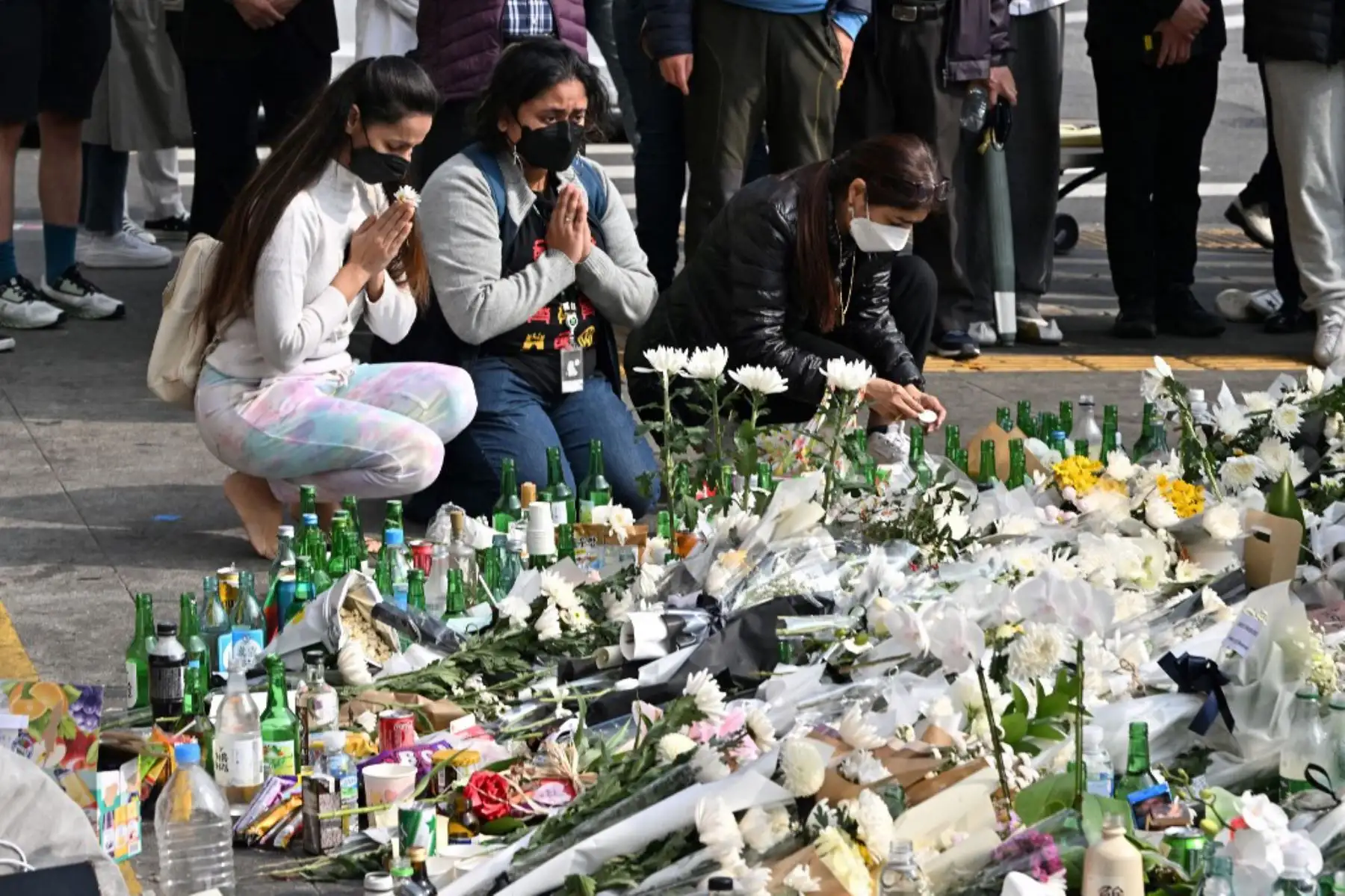 Los dolientes rinden homenaje en un memorial improvisado para las víctimas del mortal aumento de la multitud de Halloween, afuera de una estación de metro en el distrito de Itaewon en Seúl. Foto: AFP