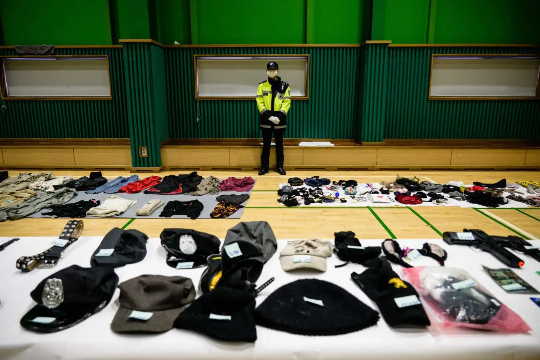Las prendas de vestir y otros accesorios recuperados por la policía de la escena de una multitud fatal de Halloween que mató a más de 150 personas en el distrito de Itaewon se exhiben en un gimnasio para que los recojan los familiares de las víctimas, en Seúl. Foto: AFP