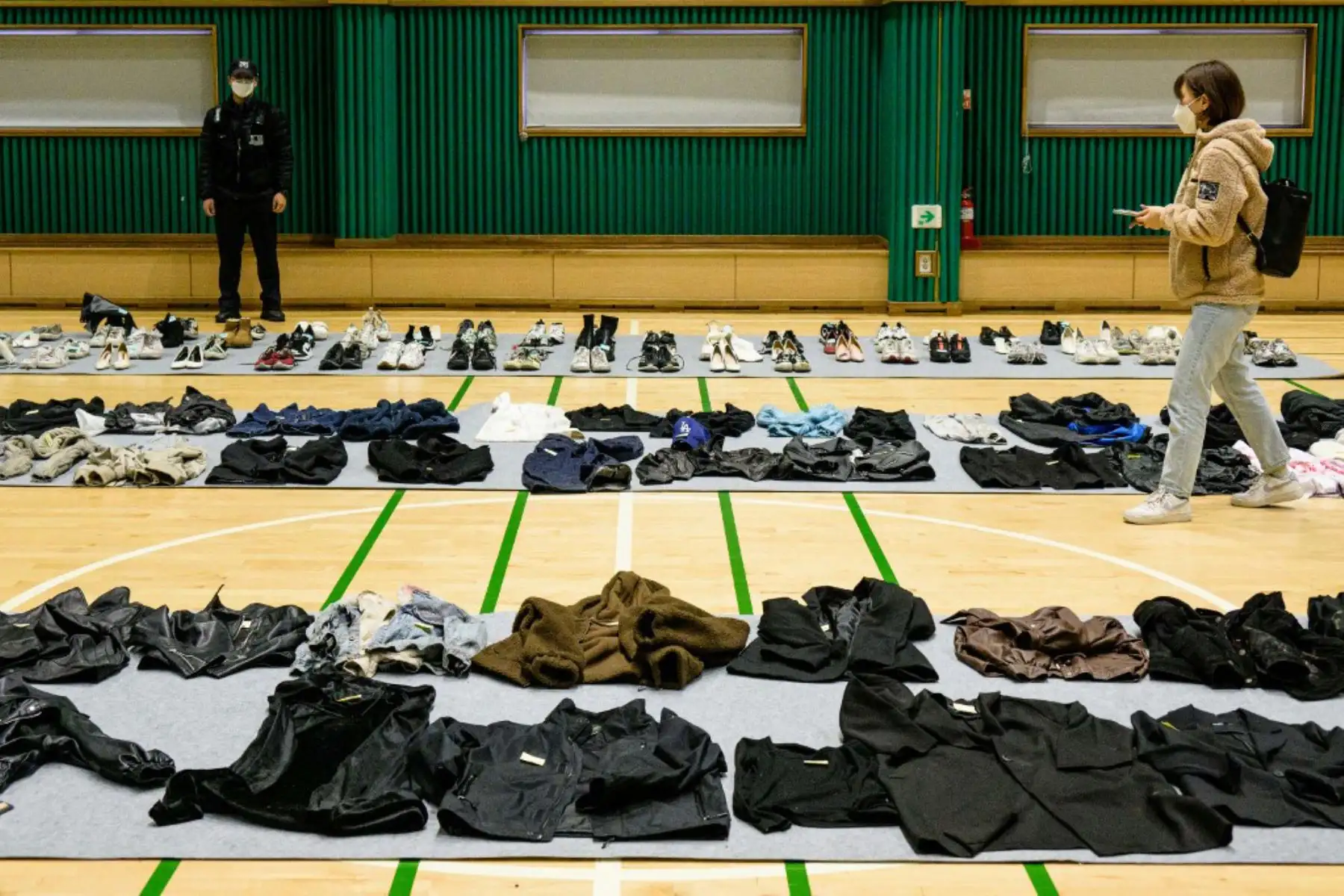 Las prendas de vestir y otros accesorios recuperados por la policía de la escena de una multitud fatal de Halloween que mató a más de 150 personas en el distrito de Itaewon se exhiben en un gimnasio para que los recojan los familiares de las víctimas, en Seúl. Foto: AFP
