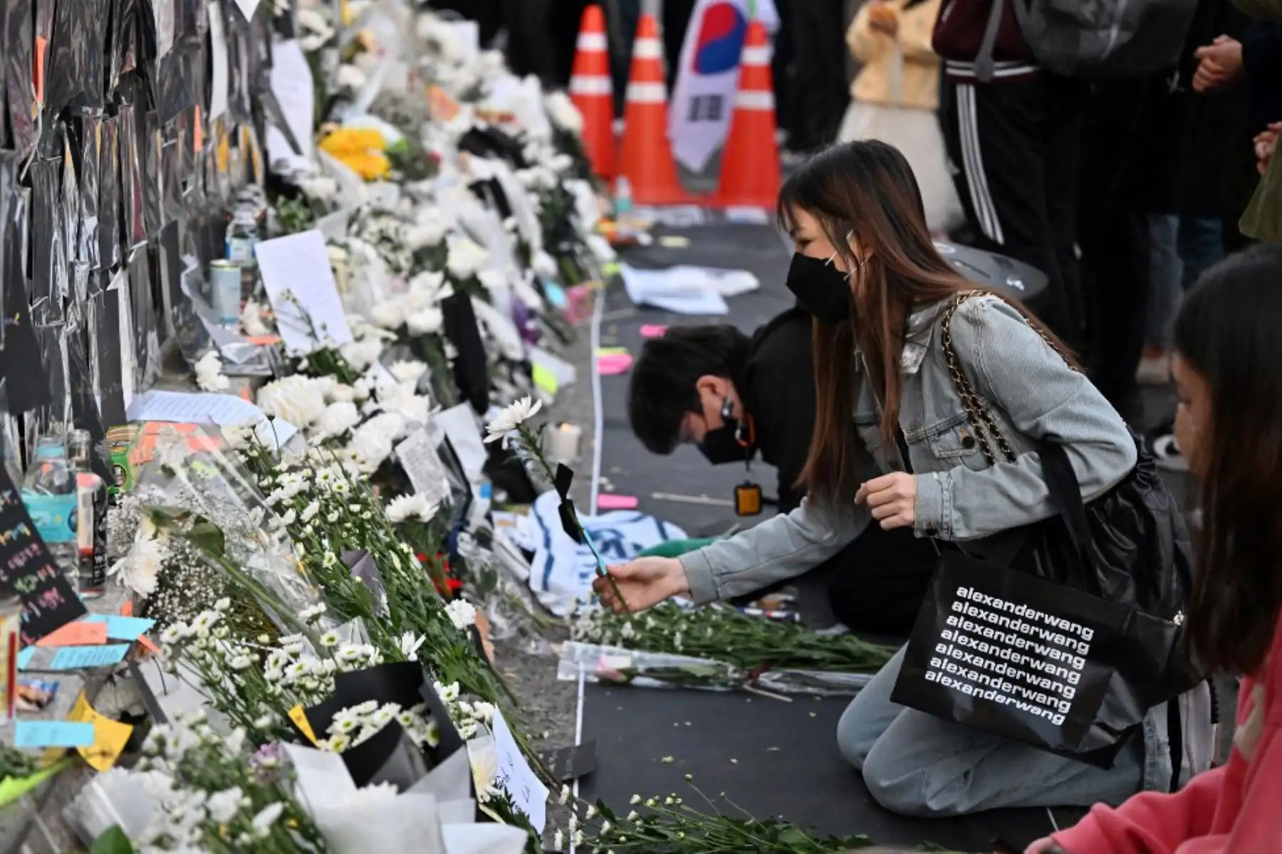 Los dolientes rinden homenaje en un memorial improvisado para las víctimas del mortal aumento de la multitud de Halloween, afuera de una estación de metro en el distrito de Itaewon en Seúl. Foto: AFP