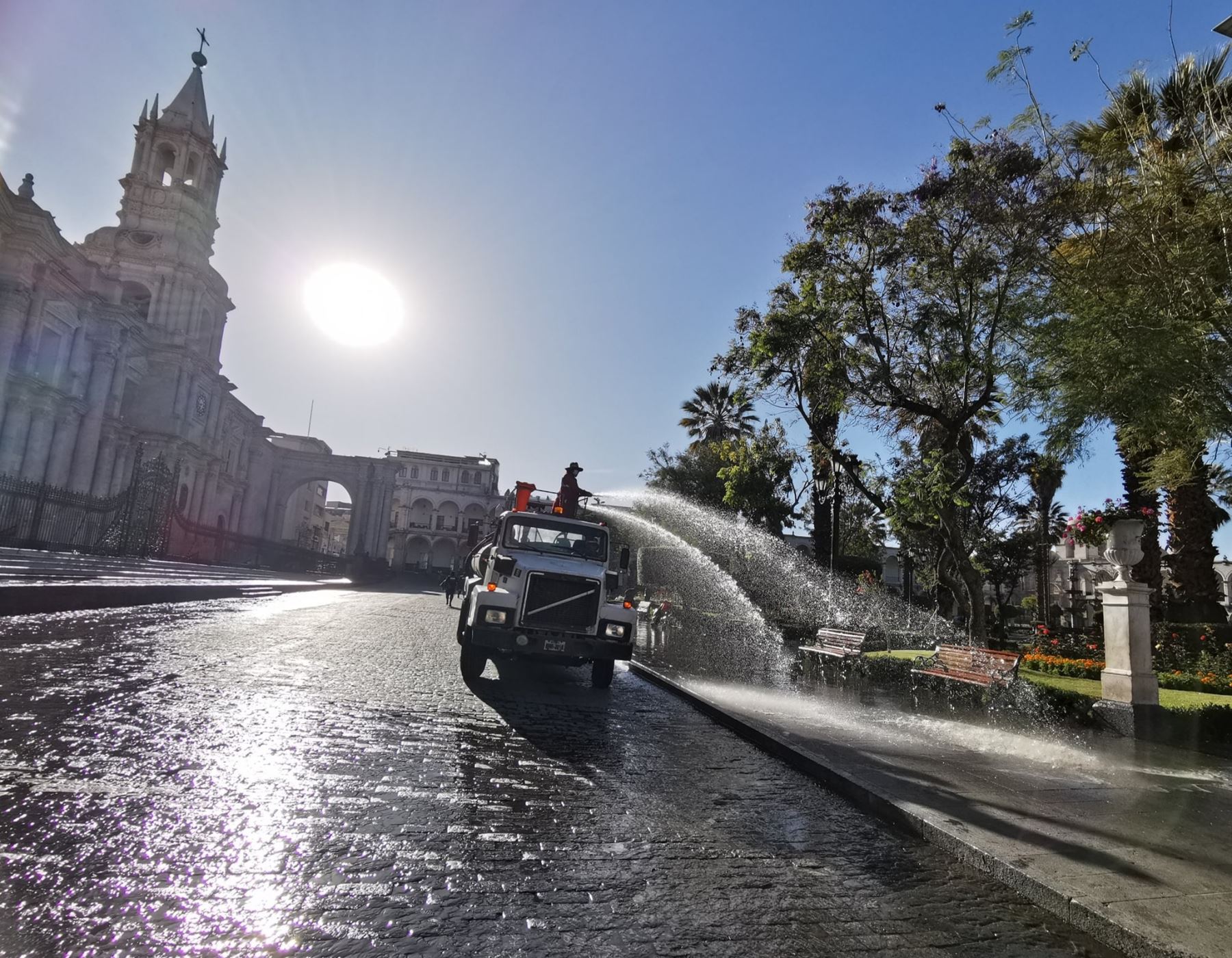 Con agua y otros insumos, la Municipalidad de Arequipa realizó la limpieza de plazas y calles del centro histórico, y recojo de basura, luego de las celebraciones por el Día de la Canción Criolla y "Halloween". ANDINA/Difusión