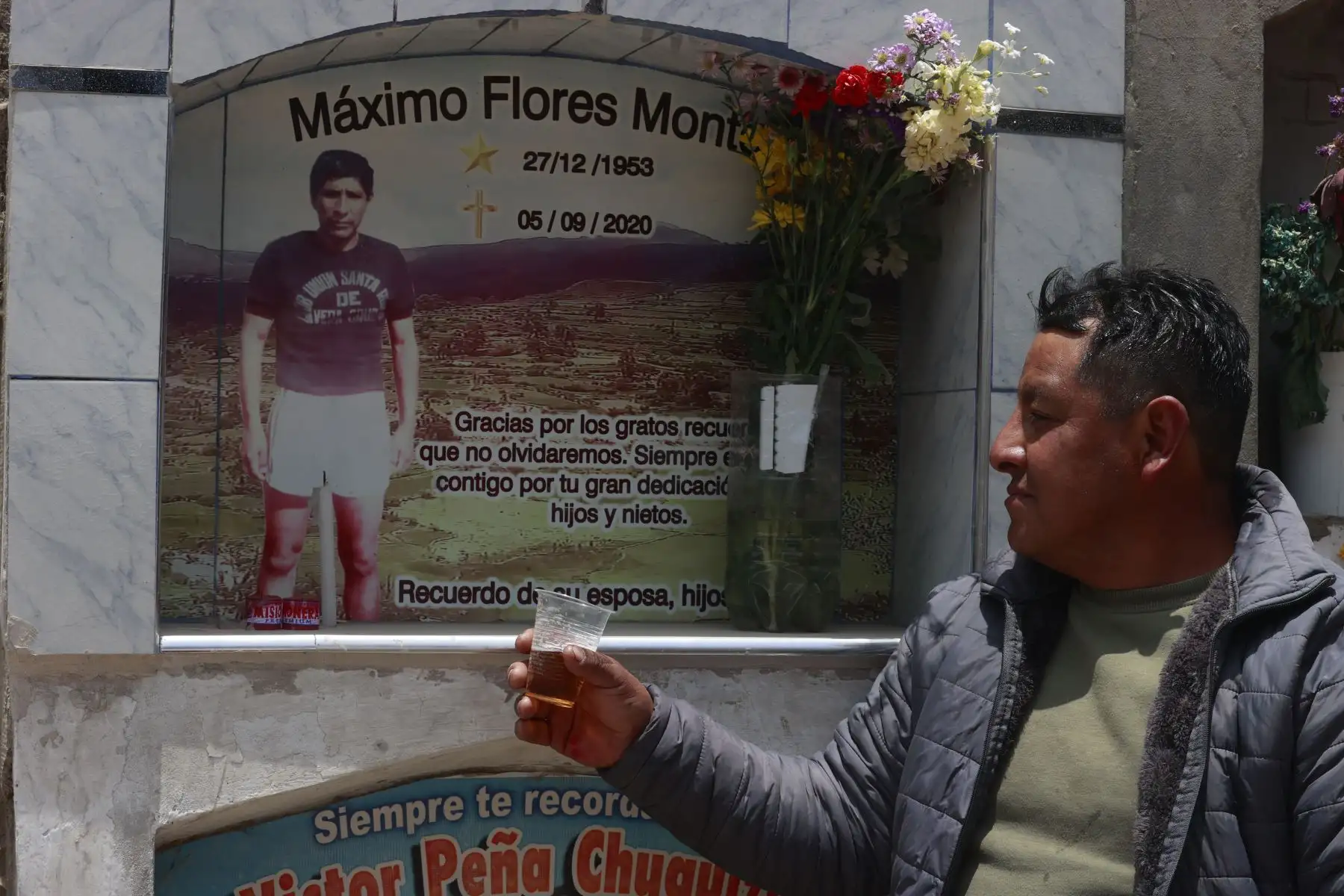 El Día de todos los Santos es una fecha esperada por miles de peruanos para honrar a sus seres queridos que partieron de este mundo, especialmente a quienes lo hicieron tempranamente a causa del covid-19. Foto: ANDINA/ Melina Mejía