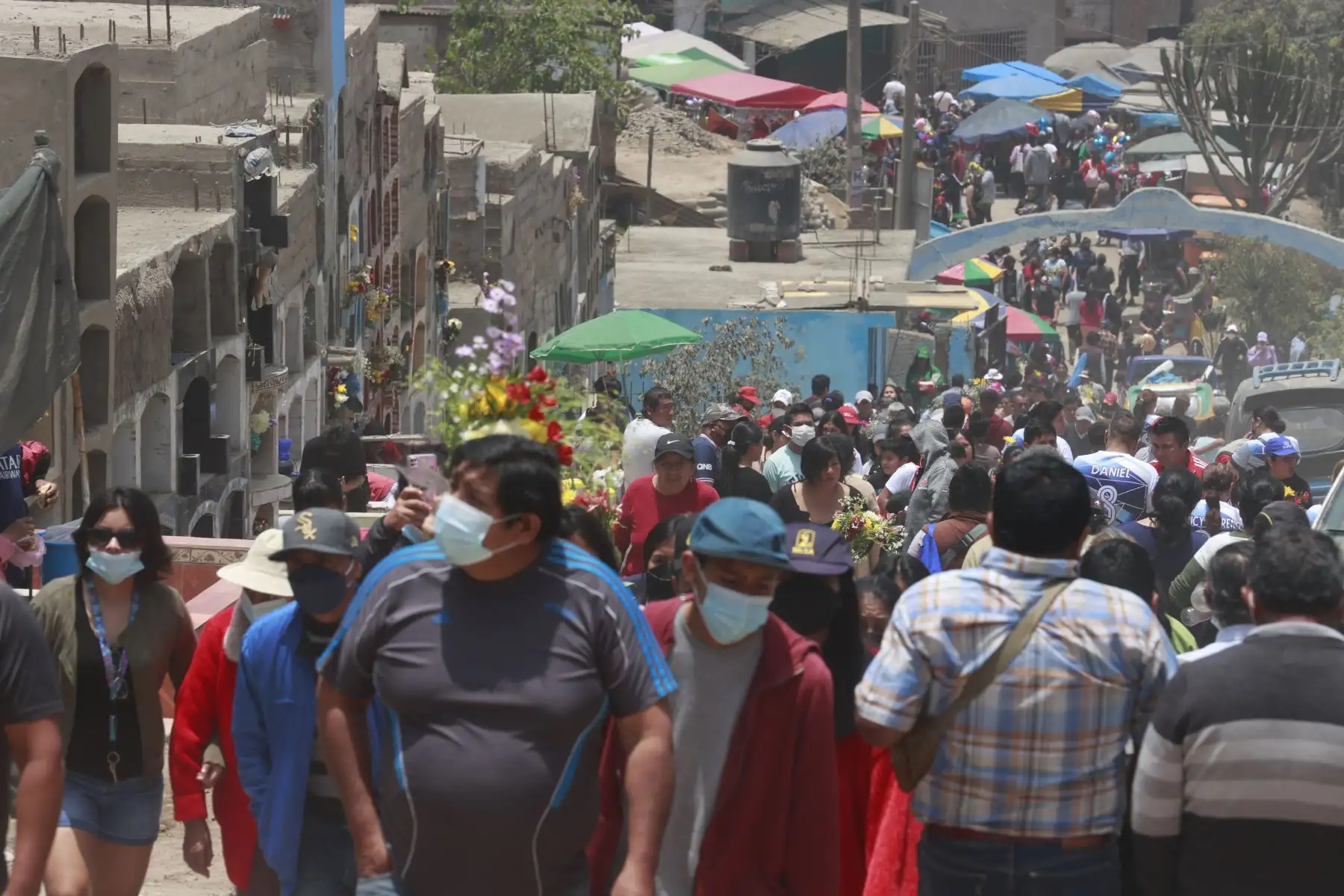 El Día de todos los Santos es una fecha esperada por miles de peruanos para honrar a sus seres queridos que partieron de este mundo, especialmente a quienes lo hicieron tempranamente a causa del covid-19. Foto: ANDINA/ Melina Mejía