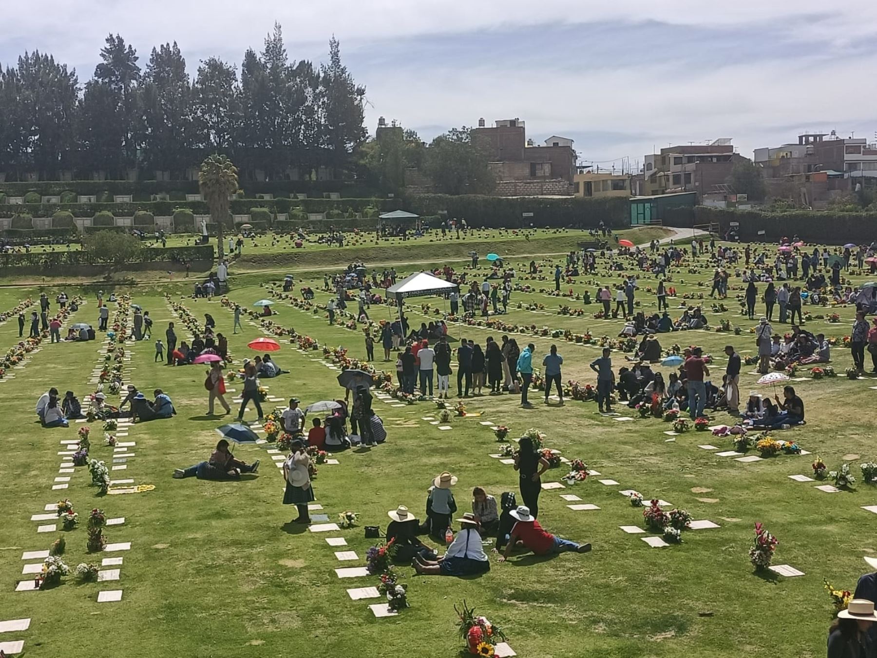 Arequipeños acuden de forma masiva a los cementerios después de dos años de suspensión por la pandemia de covid-19.