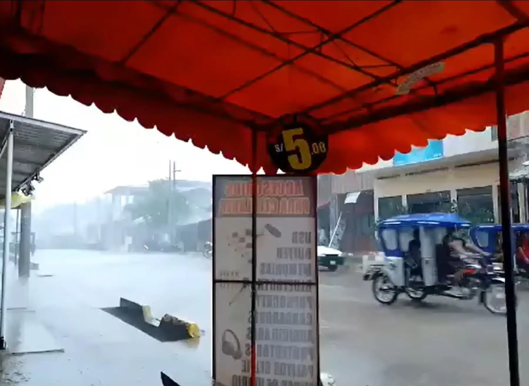 La ciudad de Pucallpa, capital de la región Ucayali, soporta una lluvia intensa y vientos fuertes de 74 kilómetros por hora.