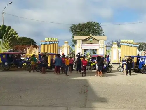 Cientos de tumbesinos se congregan desde la mañana en el cementerio El Carmen de esta ciudad para rendir homenaje a sus familiares muertos. Foto: Milagros Rodríguez Pereira