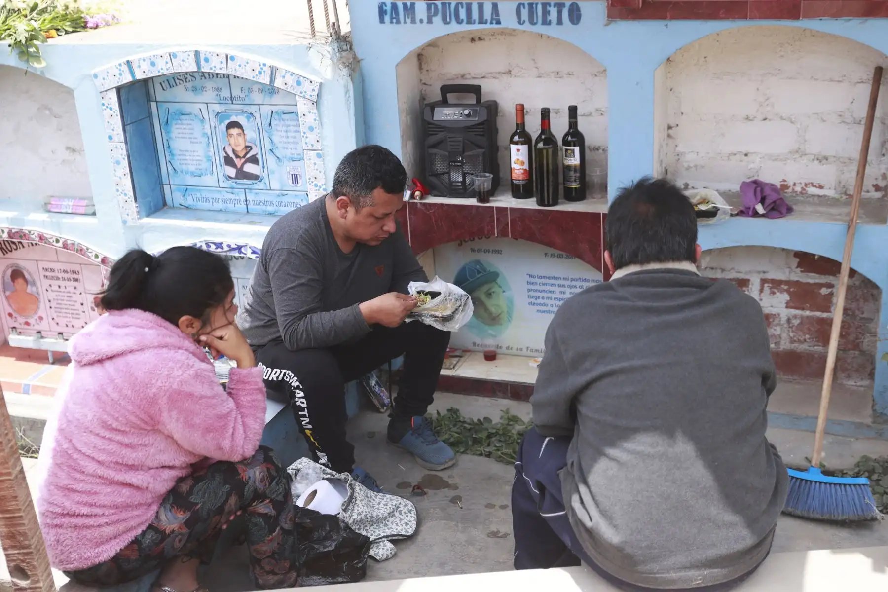 El Día de todos los Santos es una fecha esperada por miles de peruanos para honrar a sus seres queridos que partieron de este mundo, especialmente a quienes lo hicieron tempranamente a causa del covid-19. Foto: ANDINA/ Melina Mejía