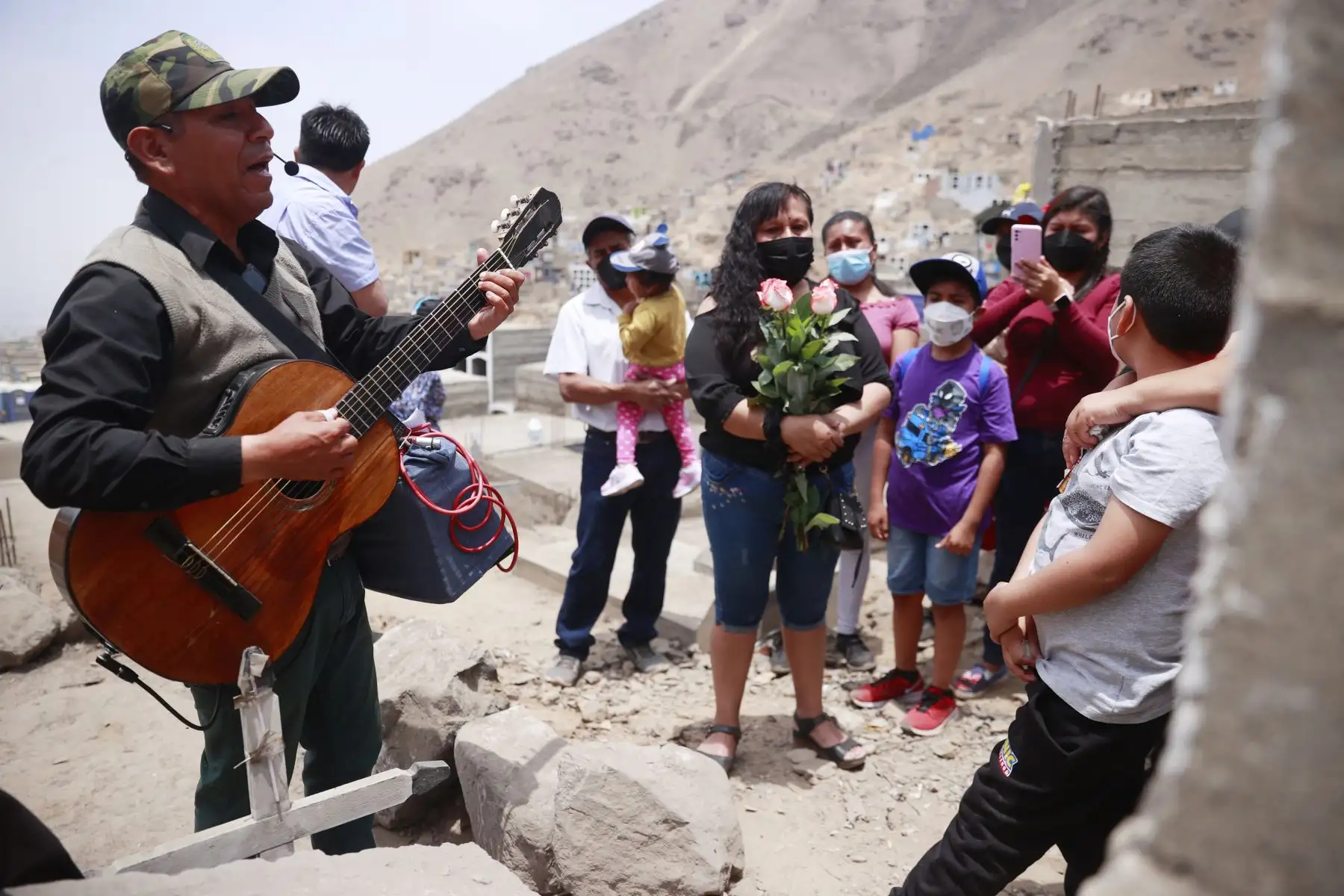 El Día de todos los Santos es una fecha esperada por miles de peruanos para honrar a sus seres queridos que partieron de este mundo, especialmente a quienes lo hicieron tempranamente a causa del covid-19. Foto: ANDINA/ Melina Mejía