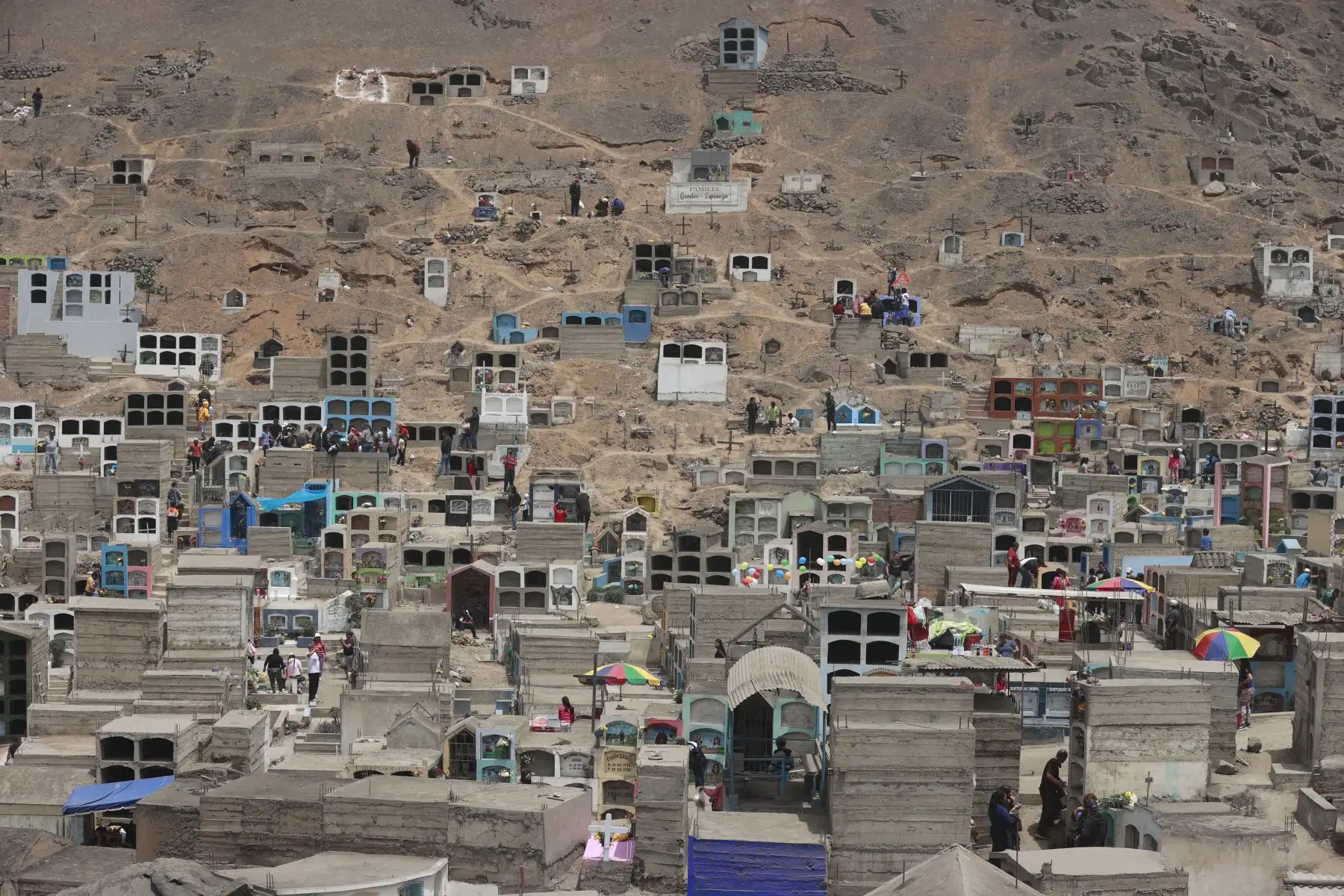El Día de todos los Santos es una fecha esperada por miles de peruanos para honrar a sus seres queridos que partieron de este mundo, especialmente a quienes lo hicieron tempranamente a causa del covid-19. Foto: ANDINA/ Melina Mejía
